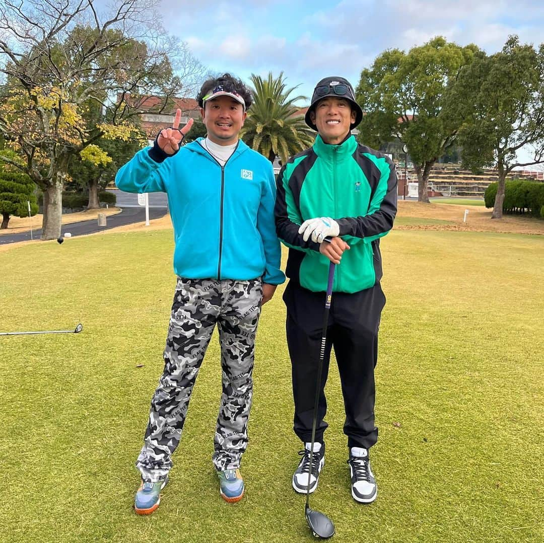 大西宏明さんのインスタグラム写真 - (大西宏明Instagram)「#大先輩  1年ぶりのゴルフ⛳️  1年ぶりの松井稼頭央さん🤩  やっぱりカッコいいし✨セクシー過ぎました^ ^  #埼玉西武ライオンズ  #監督 #松井稼頭央 さん #pl学園 #憧れの先輩 #走攻守 #プロ野球 #ゴルフ #1年ぶり #ゴルフウェア #サンバイザー  #asmogames  @asmogames_official  #fabtime  @fabtime_golf  #インナーウェア #ゴルフファッション  #ゴルフ好きな人と繋がりたい  #野球好きな人と繋がりたい  #近鉄バファローズ #オリックスバファローズ  #横浜denaベイスターズ  #福岡ソフトバンクホークス  #smile #ほなっ！！」12月8日 8時42分 - ohnishi_hiroaki_0428