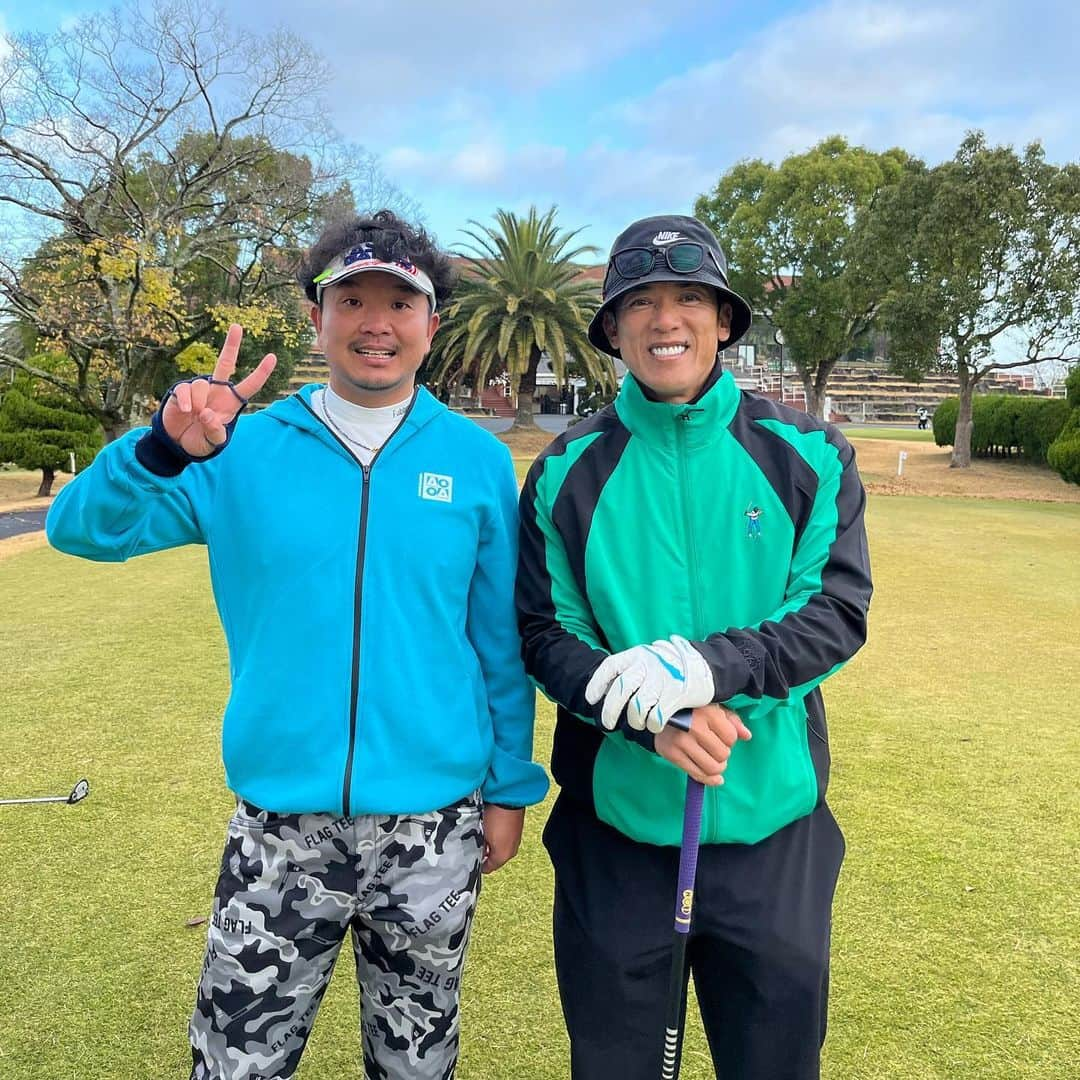 大西宏明のインスタグラム：「#大先輩  1年ぶりのゴルフ⛳️  1年ぶりの松井稼頭央さん🤩  やっぱりカッコいいし✨セクシー過ぎました^ ^  #埼玉西武ライオンズ  #監督 #松井稼頭央 さん #pl学園 #憧れの先輩 #走攻守 #プロ野球 #ゴルフ #1年ぶり #ゴルフウェア #サンバイザー  #asmogames  @asmogames_official  #fabtime  @fabtime_golf  #インナーウェア #ゴルフファッション  #ゴルフ好きな人と繋がりたい  #野球好きな人と繋がりたい  #近鉄バファローズ #オリックスバファローズ  #横浜denaベイスターズ  #福岡ソフトバンクホークス  #smile #ほなっ！！」