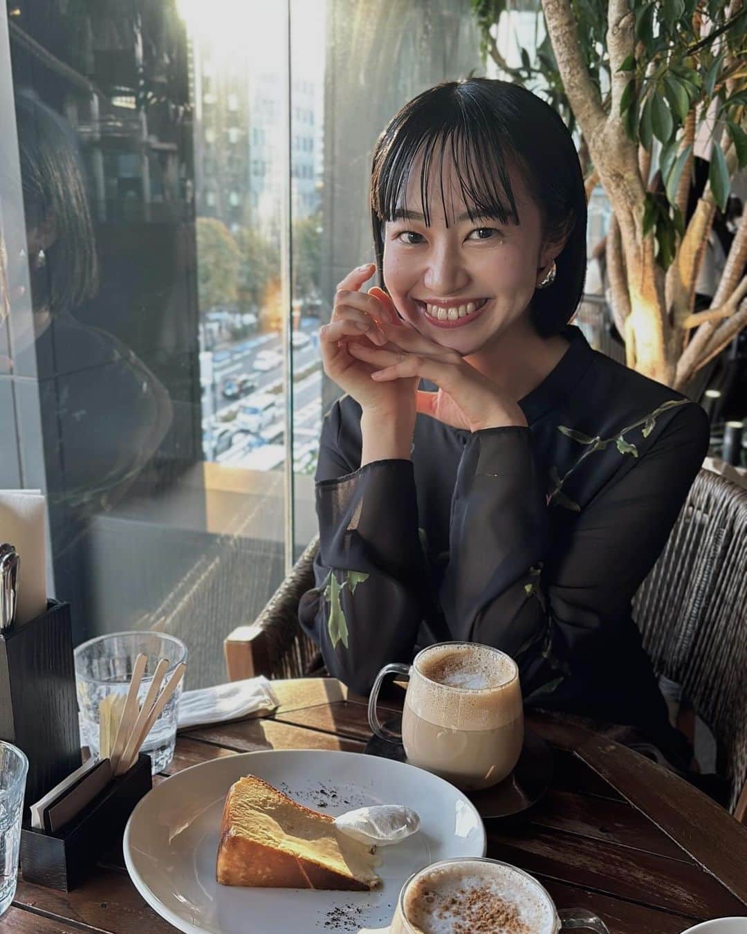 舞雛かのんさんのインスタグラム写真 - (舞雛かのんInstagram)「Date💛  美味しいもの食べて、イチョウ並木見に行って、 沢山話して笑って、心満たされた日🫶  ポテチみたいなイチョウの葉が なんとも愛おしかったです💛笑」12月8日 8時46分 - mizho_601