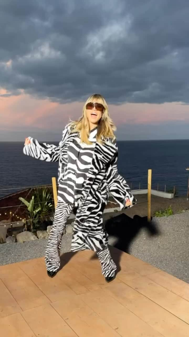 ハイディ・クルムのインスタグラム：「🦓 🖤 🤍🥳 GNTM」