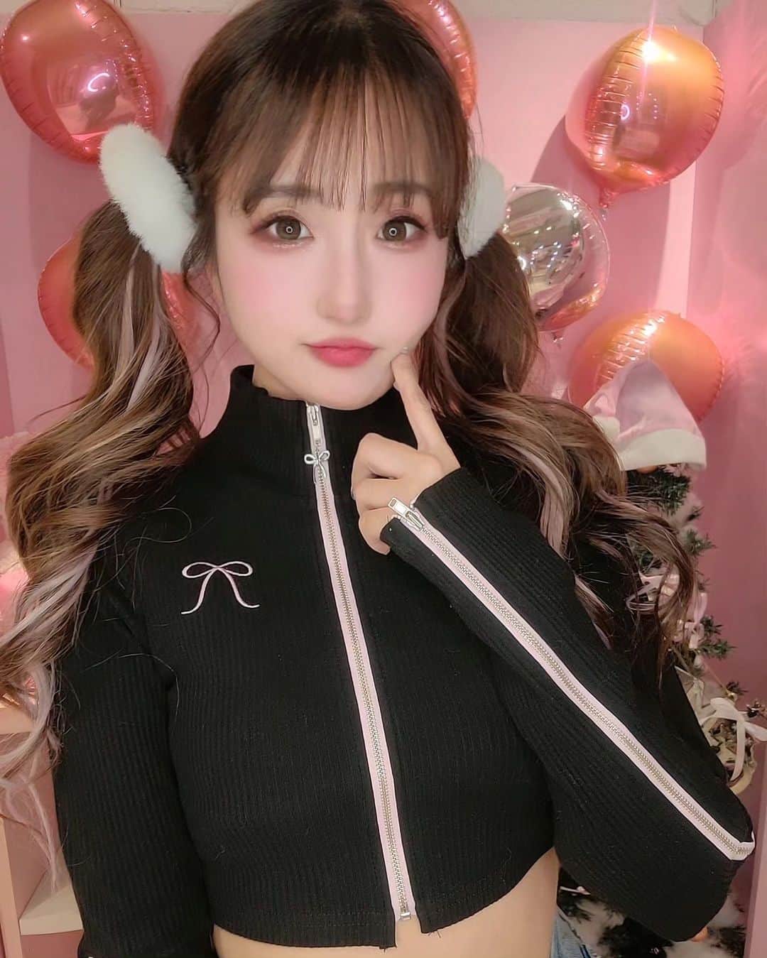 黛実希さんのインスタグラム写真 - (黛実希Instagram)「りったんがお誕生日プレゼントにくれたlilLillyのお洋服🎁🎀　 @lillilly_official  可愛すぎるどストライク🩷🩷🩷 Pink✕Black✕Ribbonって最高すぎ🩷  CHOAのPink Christmas Doll Boxと相性ばっちり🎄💞  #リルリリー#lillilly#lillillytokyo#韓国ファッション#韓国ファッションコーデ#韓国#韓国好きな人と繋がりたい#ピンク#ピンクコーデ#pink#pinkfashion#핑크#핑크핑크」12月8日 8時53分 - candymiiiki