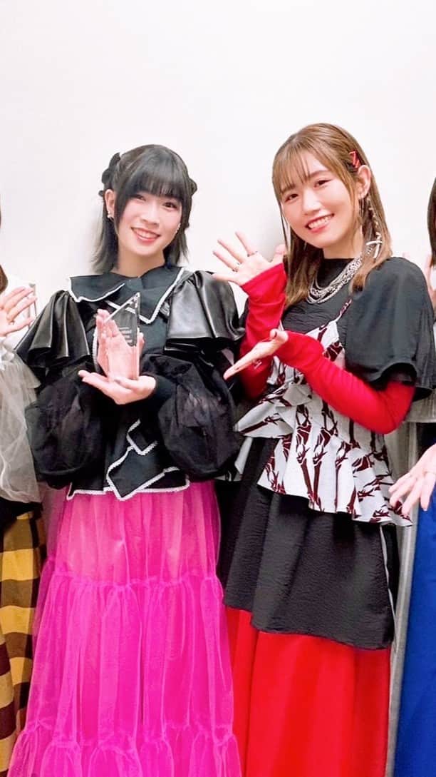 ビルボード・ジャパンのインスタグラム：「#結束バンド @btr_isosta が【2023年年間Billboard JAPANダウンロード・アルバム・チャート“Download Albums”】で首位を獲得！  #後藤ひとり 役の#青山吉能 、#伊地知虹夏 役の#鈴代紗弓 、#山田リョウ 役の#水野朔 、#喜多郁代 役の #長谷川育美 の4人から記念コメントが届きました。  #結束バンド  #ぼっちざろっく」
