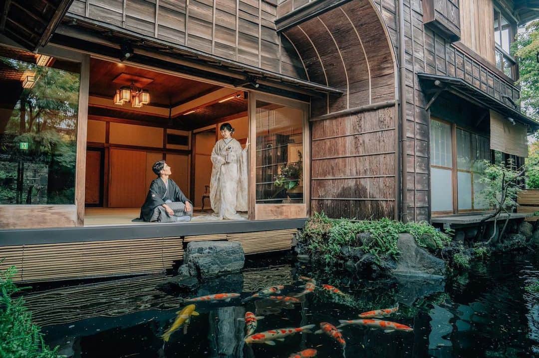 スタジオアクア新宿店さんのインスタグラム写真 - (スタジオアクア新宿店Instagram)「新ロケーション『つきじ治作』𓇢  都心に佇む創業90年の料亭、つきじ治作  上質で特別感のある唯一無二の空間での ロケーションフォトはいかがですか？ 和装はもちろん、洋装での撮影も可能です◎  四季折々の美しい景観を眺めながら ふたりだけの撮影を楽しみましょう🌿‬  お気軽にお問い合わせください🍵  ▸▸▸photographer @rei_kinoshita_tvb   ▸▸▸hairmake @fujiwaka.deco.hm   ⁡ 撮影のご相談、ご指名承っております🕊 ⁡ 全国どこへでも出張可能ですので DMよりお気軽にお問い合わせください！ ⁡ ⁡ スタジオアクア新宿店🌱 ▷▷ @studioaqua.shinjuku  ⁡ ⁡ デコルテ公式アカウント ▷▷ @decollte_weddingphoto ⁡ フォトグラファー、 ヘアメイク、フォトプランナーの仲間を募集中𓈒 𓂂𓏸 ▷▷ @decollte_recruit ⁡  #撮る結婚式 #前撮り #つきじ治作」12月8日 8時59分 - studioaqua.shinjuku