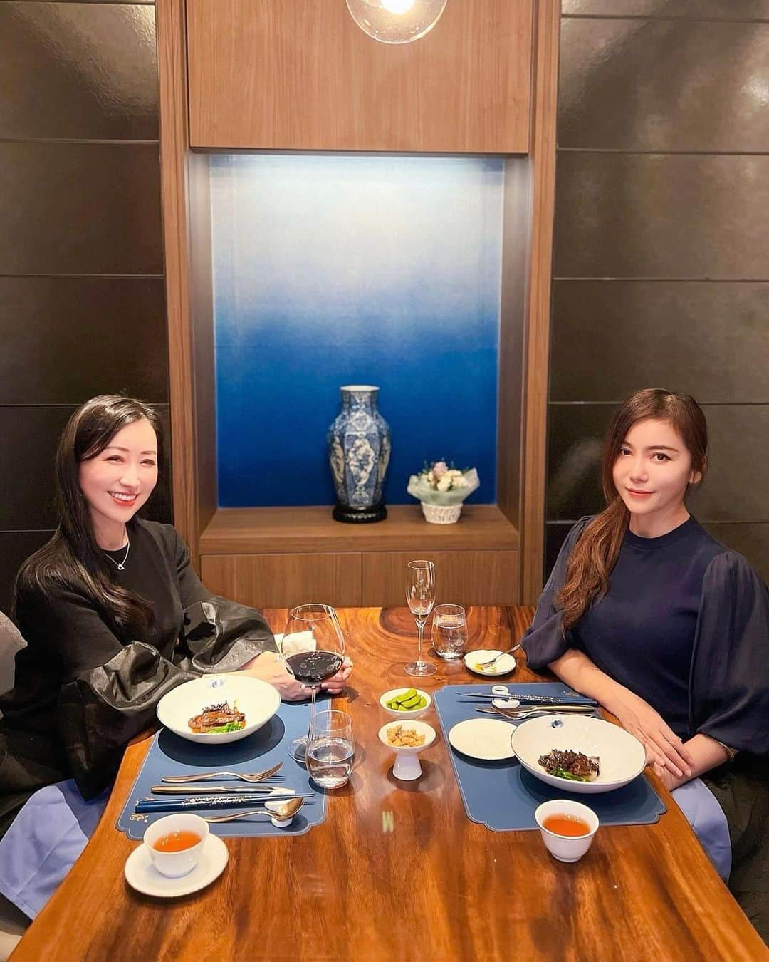 高倉絵理さんのインスタグラム写真 - (高倉絵理Instagram)「上海蟹♡  先日の会食は 日本橋「蟹王府」で。  @xiewangfu_tokyo   上海蟹はじめ、フカヒレ、ナマコ等高級食材の数々をいただいて大満足♡  久々に会えた李さんと 今後のお仕事のお話もたくさんできて 美味しく楽しい時間でした！  📍 蟹王府 東京都中央区日本橋室町2-1-1 三井二号館 1F @xiewangfu_tokyo   #蟹王府 #上海蟹 #上海蟹コース #大閘蟹 #日本橋グルメ #日本橋ディナー #日本橋 #食べログ #上海料理 #中国料理 #shanghaicrab」12月8日 8時59分 - eri_t28