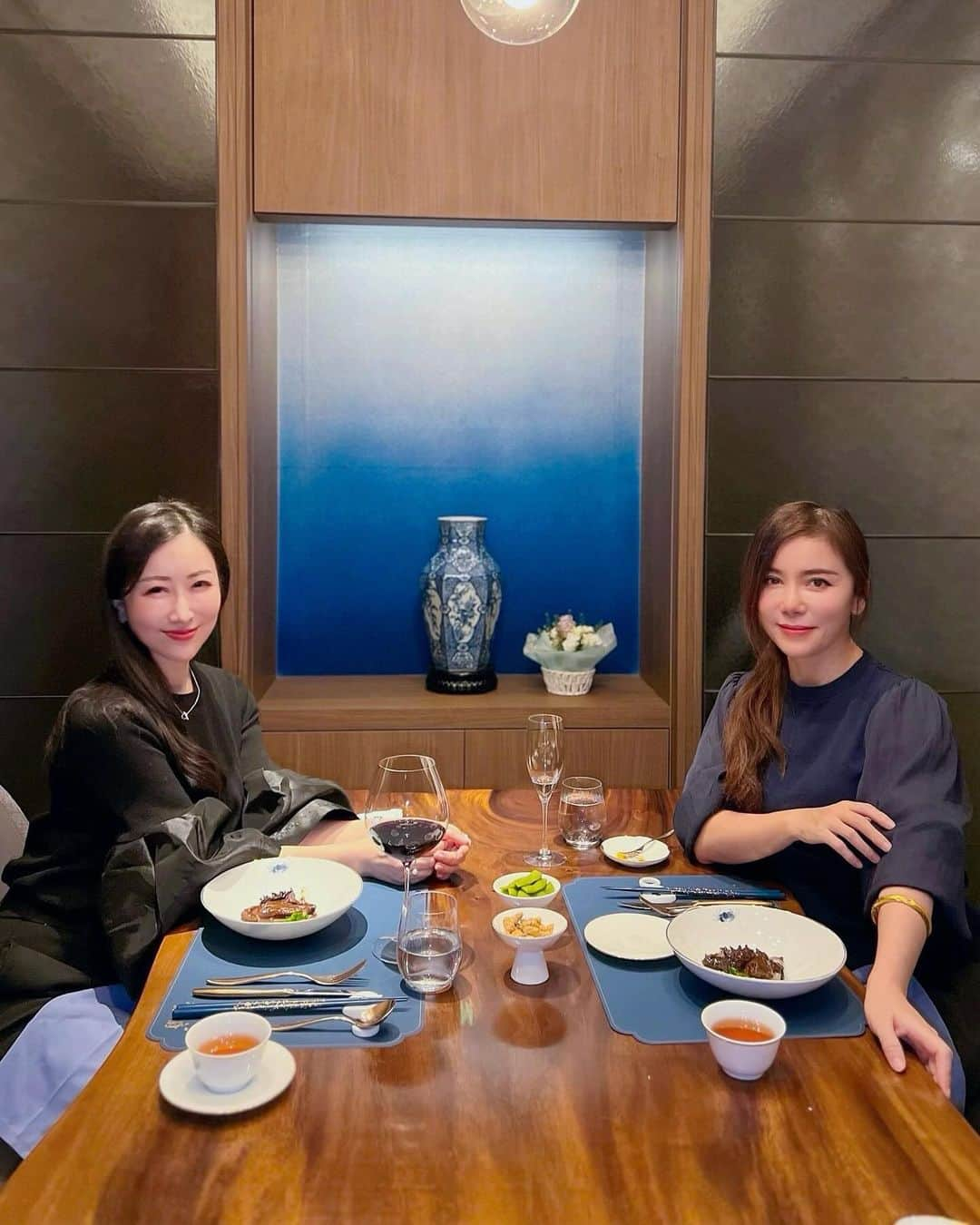 高倉絵理のインスタグラム：「上海蟹♡  先日の会食は 日本橋「蟹王府」で。  @xiewangfu_tokyo   上海蟹はじめ、フカヒレ、ナマコ等高級食材の数々をいただいて大満足♡  久々に会えた李さんと 今後のお仕事のお話もたくさんできて 美味しく楽しい時間でした！  📍 蟹王府 東京都中央区日本橋室町2-1-1 三井二号館 1F @xiewangfu_tokyo   #蟹王府 #上海蟹 #上海蟹コース #大閘蟹 #日本橋グルメ #日本橋ディナー #日本橋 #食べログ #上海料理 #中国料理 #shanghaicrab」