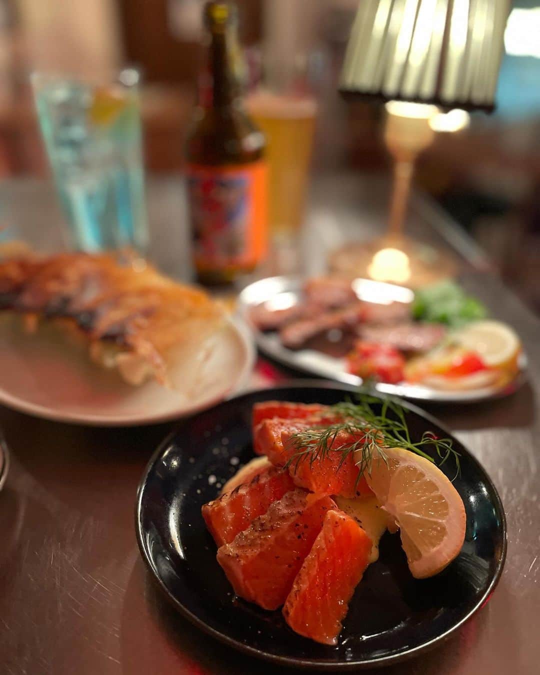 大津弥生さんのインスタグラム写真 - (大津弥生Instagram)「. . #大津弥生のおんな酒場放浪記 赤羽の銭湯⁉️酒場編 . 飲み友だちの飲んだくれ㊛さんに、赤羽飲んだくれツアーに連れて行って頂きました🍺 . 酒場天女銭湯 @tennyo.sento  . 本当の銭湯のような店名ですが、本格料理が自慢の酒場🍺 . 赤羽の銭湯テルメ末広とコラボしているようです♨️ . 銭湯と書いてある看板の店内に入り、ムーディな席に通されると、なんとお通しがミニビール‼️ . お通しビールを飲んだら、次は赤羽ルービー🤣 . 🥢サーモンとアボカドのレモンユッケ 🥢ラム肉の鉄板焼き サルサヨーグルト 🥢特製麻婆豆腐 黒 🥢焼き餃子 🥢素焼きそば . をオーダーしましたが、どれもしっかりした味で絶品で驚きました😍 . ラム肉にはクミンが沢山かかっていて、脂肪燃焼効果もバッチリ👌 . 黒い焼きそば、美味しかったなあ😋 . 赤羽はいいお店が沢山ありそうなので、また行きたいです❤️ . ♨️赤羽酒場 天女銭湯♨️ 東京都北区赤羽西1-39-2 松井ビル 2F 070-3109-0928 . #赤羽 #赤羽居酒屋 #赤羽酒場 #天女銭湯 #サーモン #アボカド #ユッケ #ラム #サルサ #ラム #クミン #麻婆豆腐 #餃子 #焼きそば #🥟 #🍺 #酒場 #酒場放浪記 #赤羽グルメ #赤羽駅 #赤羽飲み #akabane #beer #gyoza #yakisoba #lamb #wine #赤羽ルービー #ナチュラルワイン #ハイボール」12月8日 9時01分 - yayoinsta_life