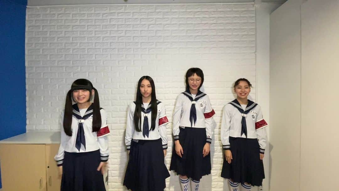 ビルボード・ジャパンのインスタグラム：「新しい学校のリーダーズ @japan_leaders が【2023年年間Billboard JAPAN“Heatseekers Songs”】で首位を獲得！  メンバーのMIZYU、RIN、SUZUKA、KANONから記念コメントが届きました。  #新しい学校のリーダーズ  #atarashiigakko #オトナブルー」