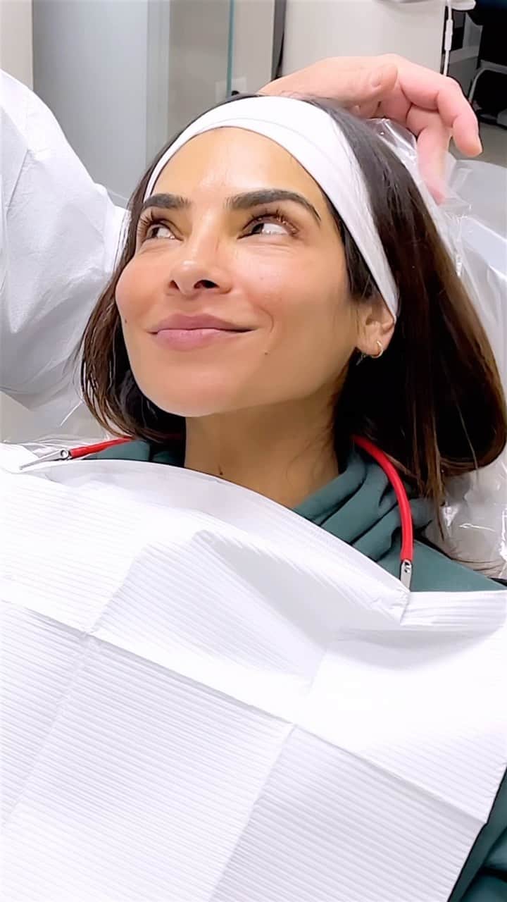 アレハンドラ・エスピノーザのインスタグラム：「Les debía el video donde les muestro mi “SONRISA NUEVA” la verdad me super encanto! Gracias @beauchampdental_  por toda su atención estoy muy muy contenta 😬😬😬」