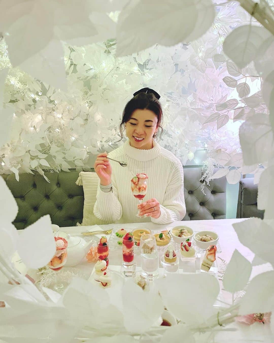 大津弥生さんのインスタグラム写真 - (大津弥生Instagram)「. . 真っ白な世界でアフタヌーンティー🤍🫖🤍 . 中目黒のアフタヌーンティー専門店 オートクチュール カフェにまたまた行ってきました🫖 . @hautecouturecafe_official . 今回のテーマは🍓Strawberry White Afternoon Tea🤍 . 真っ白な雪景色の中で、いちご尽くしのアフタヌーンティーを楽しんで来ました🤍 . スイーツはクリアなショーケースに入っていて、まるで宝石のよう💎 . ムースやマカロン、ジュレ、いちごの甘い香りが漂っています🤍🍓🤍 . 牛肉の赤ワイン煮込みやサーモンの濃厚ムース、ビスクスープ、ラザニアなど、セイボリーも本当に美味しい😋 . パルフェはいちごソルベ、いちごアイス、いちごグラノーラ、いちごピューレなどが入っていて、グラノーラの食感がたまらなく美味でした🍓 . 🤍parfait glass  parfait All the Strawberry  . 🤍dessert show case🤍 strawberry shortcake mousse ストロベリーショートケーキムース A sweets house with rich chocolate inside strawberry tart 濃厚チョコレートが隠れたお菓子のお家 strawberry tart いちごのタルト Macarons with white chocolate ganache and strawberries マカロン ホワイトチョコレートのガナッシュと苺 5-layer glass verrine with berry jelly, whole berries, elderflower jelly, strawberry jelly, and berry sauce. ベリージュレ、ごろごろベリー、エルダーフラワージュレ、苺ジュレ、ベリーソースの5層グラスヴェリーヌ Mille-feuille sandwich with strawberries, cream cheese, and basil cream (from Savory) いちご、クリームチーズ、バジルクリームのミルフィーユサンド（セイボリーより） . 🤍savory plate🤍 Salmon served with rich mousse and snap peas サーモンの濃厚ムース　スナップえんどうを添えて Red wine stew of beef 牛肉の赤ワイン煮込み Bisque soup ビスクスープ Lasagna style with ricotta cheese and gnocchi リコッタチーズとニョッキのラザニア仕立て . 🤍Special Drink 🤍 Berryberryberrysoda  . 次はどんなテーマだろうとワクワクします🥰 . 🫖 HAUTE COUTURE CAFE🫖 東京都目黒区青葉台1-16-9  サクラガーデンイースト 2F 050-5872-7271 . #オートクチュールカフェ #中目黒 #中目黒カフェ #中目黒アフタヌーンティー #アフタヌーンティー #afternoontea  #アフヌン #ヌン活 #sweets #いちご #苺 #いちごづくし #いちごスイーツ #いちごアフタヌーンティー #strawberry #strawberries #strawberries🍓 #🍓 #🍓🍓🍓 #tea #teatime #tealover #アフタヌーンティー巡り #アフタヌーンティー部 #🫖 #cake #ケーキ #マカロン #タルト #チョコレート」12月8日 9時10分 - yayoinsta_life