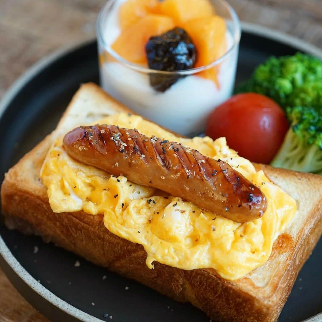 hirokoさんのインスタグラム写真 - (hirokoInstagram)「🌱2023.12.8（金）☀️ ✽.｡.:*・ﾟ #いつもの朝ごはん ⁡ いつものスクランブルエッグとシャウエッセン 今朝はパンにのせて#のっけトースト  ⁡ menu📝 ▪︎ のっけトースト ▪︎ ブロッコリー・ミニトマト ▪︎ ヨーグルト（柿･プルーン）#ダノンビオ ⁡ ⁡ ⁡ ........The end 🍴☕️ #hiroponの朝ごはん #hiroponのワンプレートごはん #朝ごはん #todaysbreakfast #朝ごパン #朝時間 #朝食 #モーニングプレート #breakfast #ワンプレート朝ごはん #パンのある暮らし #パン大好き #おうちごはん #おうちごはんLover #おうち時間 #フーディーテーブル #マカロニメイト #バランスの良い食事 #カフェ風モーニング #バランスのよい食事 #おうちカフェ #snapdish #macaroni #lin_stagrammer #locari_kitchen ・ ⁡」12月8日 9時11分 - hiropon0201