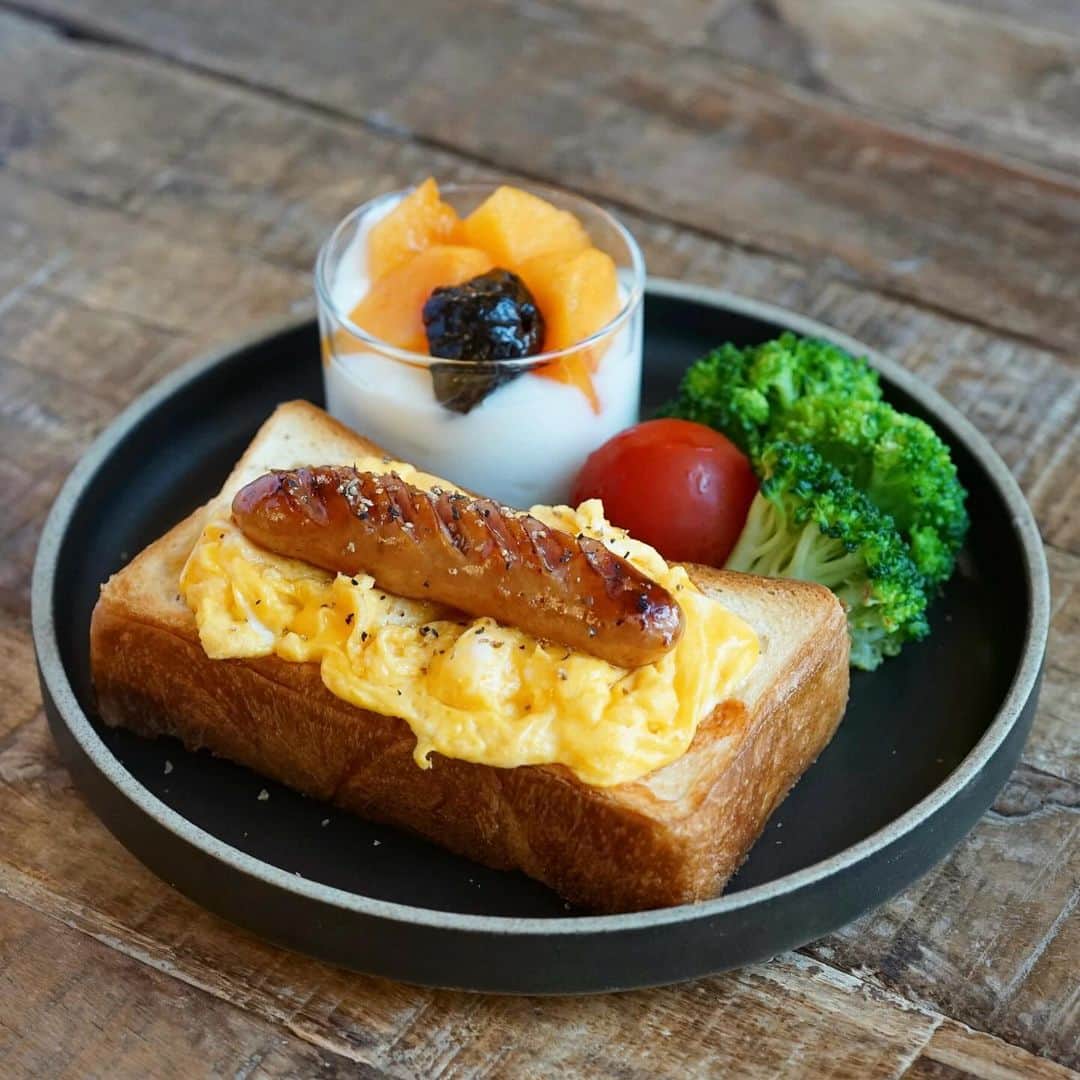 hirokoのインスタグラム：「🌱2023.12.8（金）☀️ ✽.｡.:*・ﾟ #いつもの朝ごはん ⁡ いつものスクランブルエッグとシャウエッセン 今朝はパンにのせて#のっけトースト  ⁡ menu📝 ▪︎ のっけトースト ▪︎ ブロッコリー・ミニトマト ▪︎ ヨーグルト（柿･プルーン）#ダノンビオ ⁡ ⁡ ⁡ ........The end 🍴☕️ #hiroponの朝ごはん #hiroponのワンプレートごはん #朝ごはん #todaysbreakfast #朝ごパン #朝時間 #朝食 #モーニングプレート #breakfast #ワンプレート朝ごはん #パンのある暮らし #パン大好き #おうちごはん #おうちごはんLover #おうち時間 #フーディーテーブル #マカロニメイト #バランスの良い食事 #カフェ風モーニング #バランスのよい食事 #おうちカフェ #snapdish #macaroni #lin_stagrammer #locari_kitchen ・ ⁡」