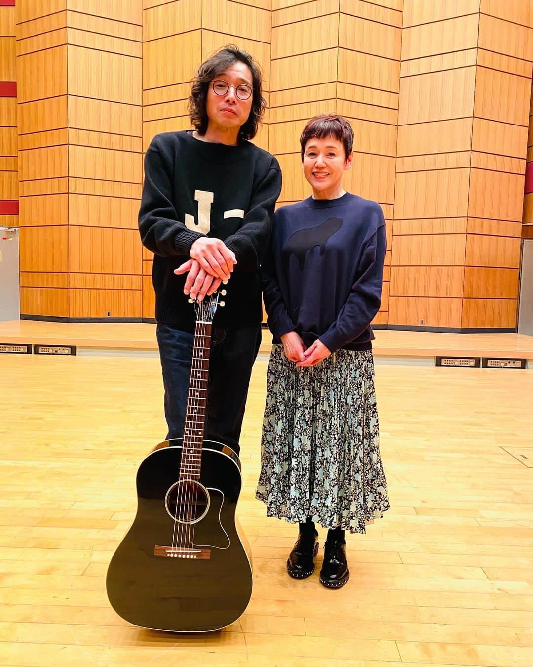 大竹しのぶのインスタグラム：「水曜日に放送されたスピーカーズコーナー、お聴きくださってありがとうございました。 目の前で和義さんが歌ってくれてる幸せ。 なんということでしょう。 放送聴いて浮かれてる自分がわかった。  ツーショット撮ってもらって、恥ずかしくて二枚目セーター捲り上げてしまった😰  さあ、いよいよ９日は公開収録で札幌に行きます。 いらっしゃる方どうぞ気をつけていらして下さいね。 お待ちしています‼️  #斎藤和義　さん #NHKラジオスピーカーズコーナー #大竹しのぶ」