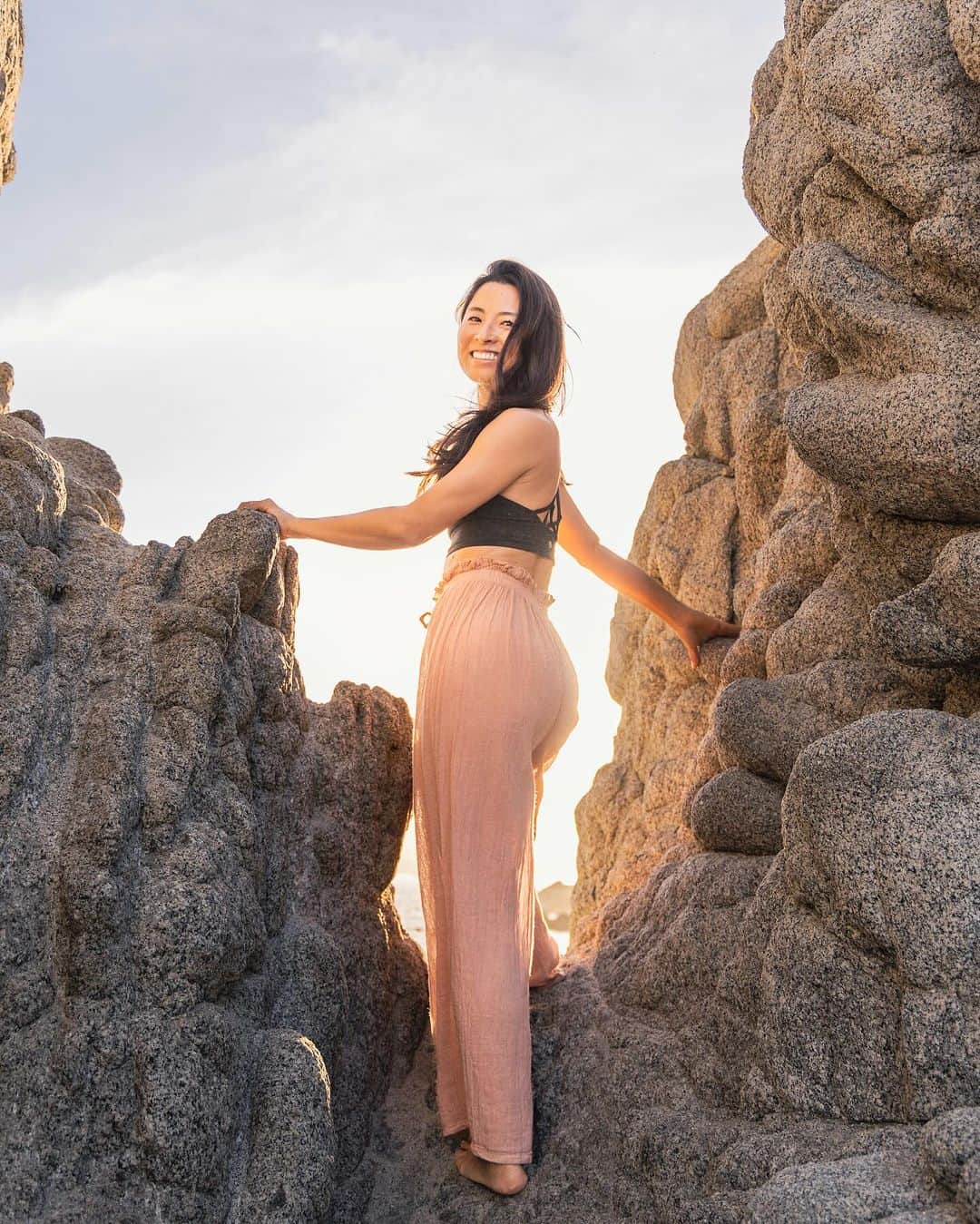 Arisaのインスタグラム：「未知への恐れや不安、Fear of the unknown ってみんなあるよね☺️そこでじっと考えすぎると、自分の中での勝手な想像に対しての恐れや不安がムクムクと膨れ上がってしまう。えいや！と行動してみると、案外なんてことなかったことに気づくことが多い💃  Feel the fear and do it anyway. 恐れを感じて、それでもやってみる！  きっと行動したところからの眺めはすんばらしいよ✨  📸 @saraavafaa」