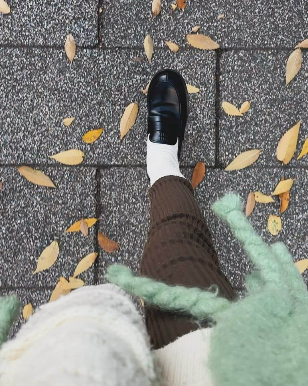 三苫愛のインスタグラム：「今日は暑かった冬の日🍂 @ssstein_design のニット🧶 @giugiu のパンツ👖 @miumiu の靴👞 @loewe のストール🧣」