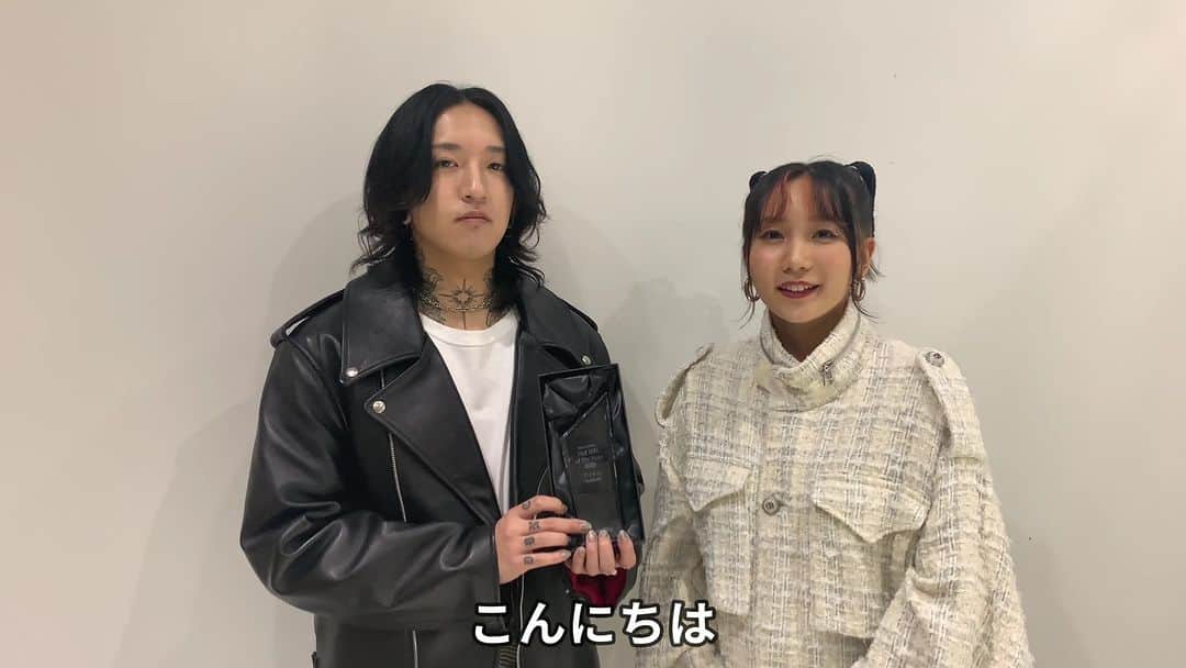 ビルボード・ジャパンのインスタグラム：「YOASOBI @yoasobi_staff_ が【2023年年間Billboard JAPAN総合ソング・チャート“JAPAN Hot 100”】を含む計6チャートで首位を獲得！   コンポーザーの @ayase_0404 とボーカルの @lilasikuta から記念コメントが届きました。  #yoasobi  #アイドル」