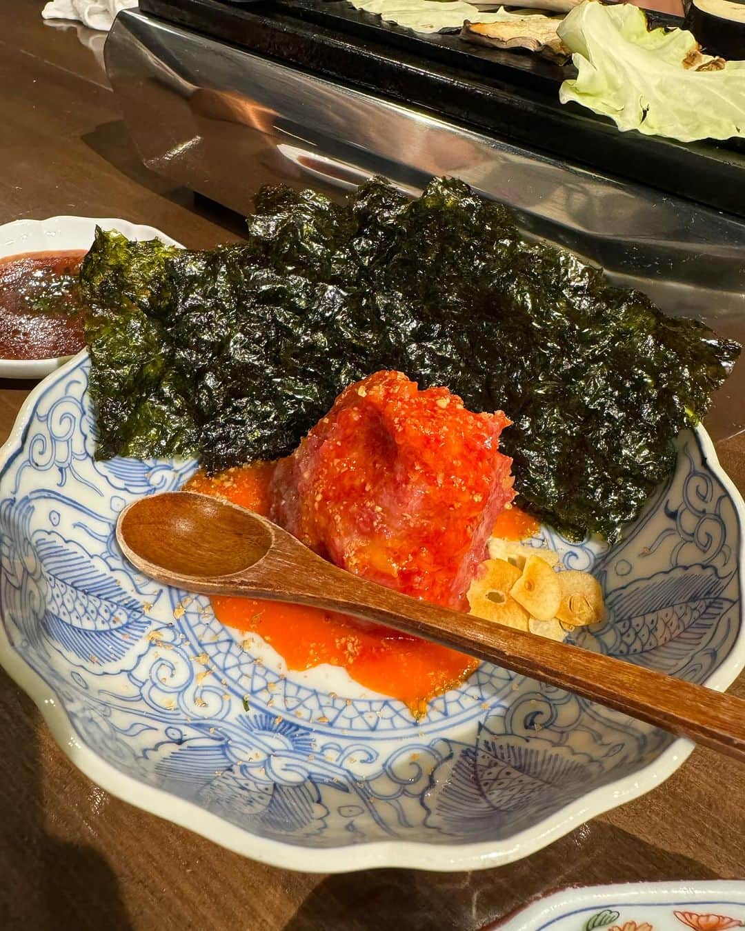泉千尋さんのインスタグラム写真 - (泉千尋Instagram)「・  in大阪❣️ 妹から教わった、#京洛焼肉ぽめ　という焼き肉屋さん🥩  めちゃ美味しかったーっ🫶🫶🫶  最初から感動しぱなし🫰  @pome_keirakuyakiniku   聞いたことない希少部位もいくつか。 そしてどれも本当に絶品！！  モクモク焼き肉が好きな方には はたまらないお店でした👍🥩♡  次の予約は5月🤗🌿  大阪さいこうです⭐️⭐️⭐️  ・ ・ ・  #ぽめ #予約困難店#予約困難 #大阪#大阪グルメ #大阪焼肉 #東心斎橋#東心斎橋グルメ #もくもく#絶品#絶品グルメ #感謝#大阪ディナー #大阪観光 #osaka#osakajapan #osakafood #osakatravel #大阪美食 #美食#コスパ#美味しいもの #美味しいお店 #美味しいもの好きな人と繋がりたい #美味しいもの巡り #至極#美味しいご飯 #osakagourmet #gourmet」12月8日 9時19分 - izumi.chihiro76