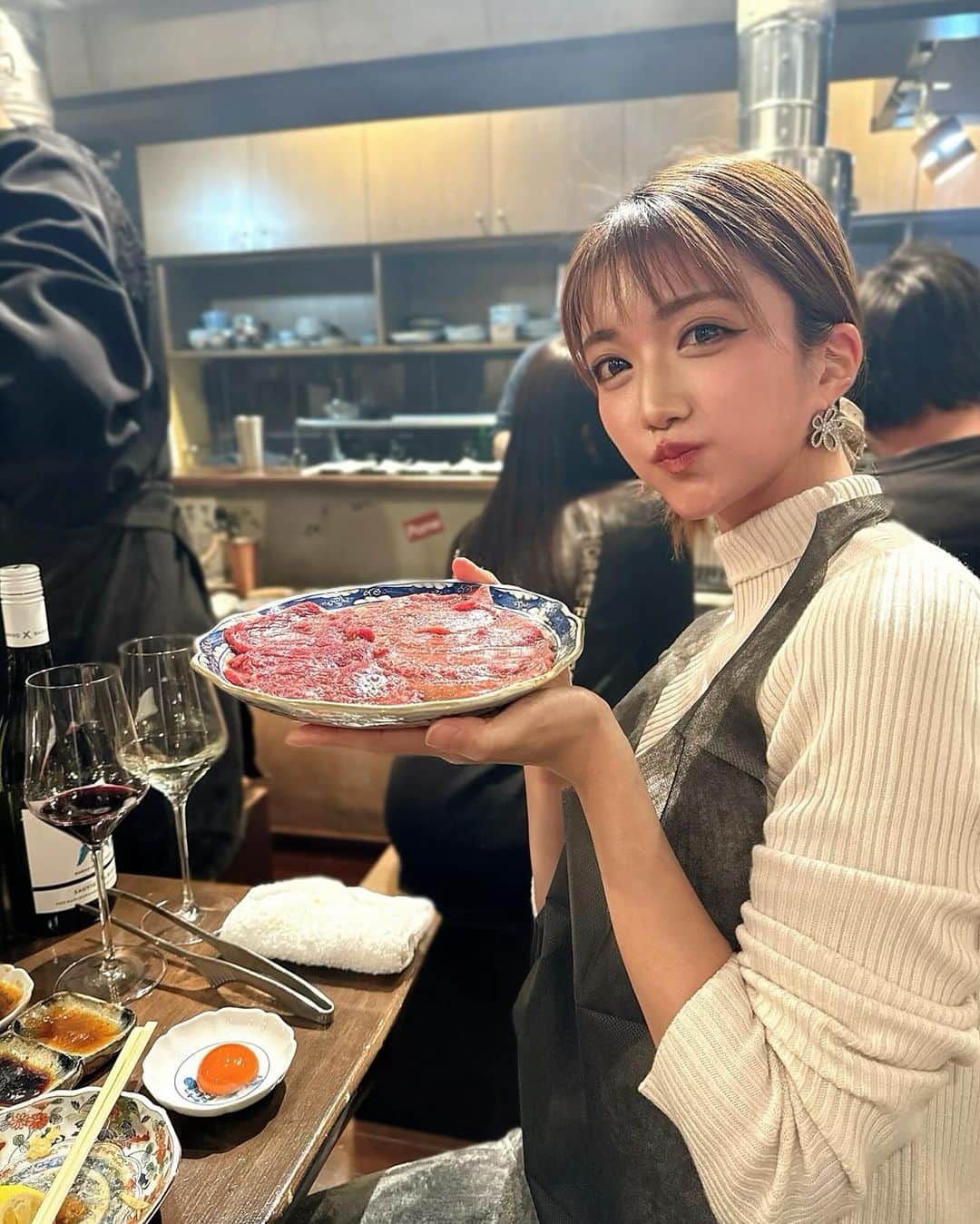 泉千尋さんのインスタグラム写真 - (泉千尋Instagram)「・  in大阪❣️ 妹から教わった、#京洛焼肉ぽめ　という焼き肉屋さん🥩  めちゃ美味しかったーっ🫶🫶🫶  最初から感動しぱなし🫰  @pome_keirakuyakiniku   聞いたことない希少部位もいくつか。 そしてどれも本当に絶品！！  モクモク焼き肉が好きな方には はたまらないお店でした👍🥩♡  次の予約は5月🤗🌿  大阪さいこうです⭐️⭐️⭐️  ・ ・ ・  #ぽめ #予約困難店#予約困難 #大阪#大阪グルメ #大阪焼肉 #東心斎橋#東心斎橋グルメ #もくもく#絶品#絶品グルメ #感謝#大阪ディナー #大阪観光 #osaka#osakajapan #osakafood #osakatravel #大阪美食 #美食#コスパ#美味しいもの #美味しいお店 #美味しいもの好きな人と繋がりたい #美味しいもの巡り #至極#美味しいご飯 #osakagourmet #gourmet」12月8日 9時19分 - izumi.chihiro76