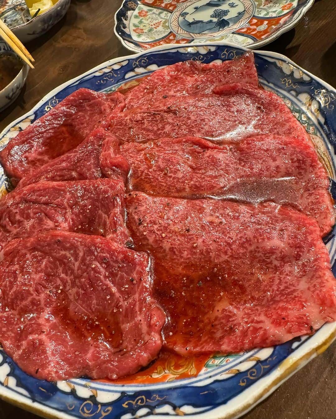 泉千尋さんのインスタグラム写真 - (泉千尋Instagram)「・  in大阪❣️ 妹から教わった、#京洛焼肉ぽめ　という焼き肉屋さん🥩  めちゃ美味しかったーっ🫶🫶🫶  最初から感動しぱなし🫰  @pome_keirakuyakiniku   聞いたことない希少部位もいくつか。 そしてどれも本当に絶品！！  モクモク焼き肉が好きな方には はたまらないお店でした👍🥩♡  次の予約は5月🤗🌿  大阪さいこうです⭐️⭐️⭐️  ・ ・ ・  #ぽめ #予約困難店#予約困難 #大阪#大阪グルメ #大阪焼肉 #東心斎橋#東心斎橋グルメ #もくもく#絶品#絶品グルメ #感謝#大阪ディナー #大阪観光 #osaka#osakajapan #osakafood #osakatravel #大阪美食 #美食#コスパ#美味しいもの #美味しいお店 #美味しいもの好きな人と繋がりたい #美味しいもの巡り #至極#美味しいご飯 #osakagourmet #gourmet」12月8日 9時19分 - izumi.chihiro76