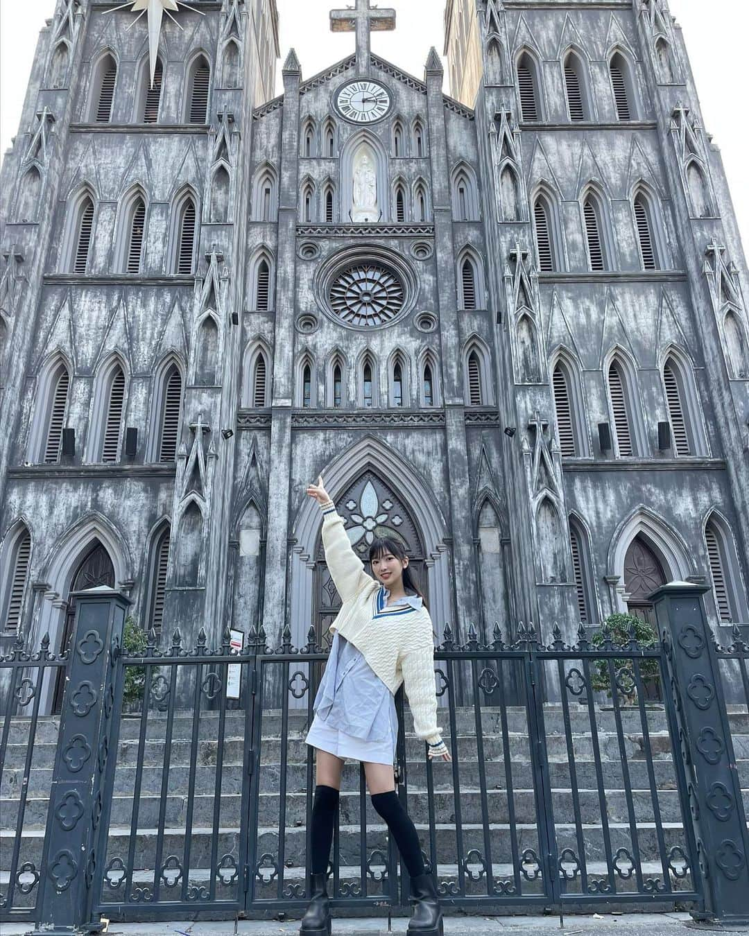 吉沢朱音のインスタグラム：「おはよう〜！！！ . Vietnam🇻🇳 St. Joseph’s Cathedral⛪️ ベトナムにあるハノイ大教会！！！ 間近で見るとめちゃめちゃ大きくて圧巻すぎた😳 ハノイでは有名なのか、観光客の人多かった〜〜✨ . 今日も一日楽しむぞ！！！ (おすそ分け待っててください📸) . . tops: #furfur  . #ベトナム #ベトナム旅行 #ハノイ #ハノイ旅行  #ハノイ大教会 #stjosephscathedral  #vietnam #vietnamtravel #hànội」