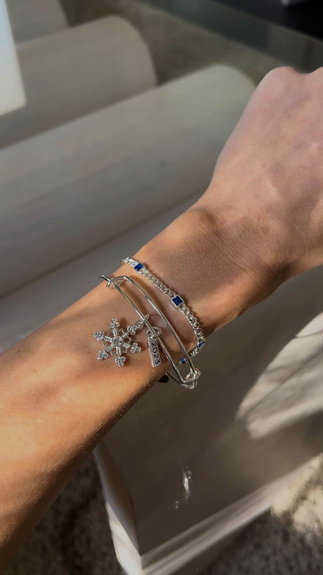 アレックスアンドアニのインスタグラム：「We like nice things too, especially when they’re limited edition 😏 Our Limited Edition 2023 Snowflake Charm Bangle is here! Are you #teamsilver or #teamgold?  #snowflakejewelry #alexandani #giftsforher #jewelry #giftsformom #wriststack」