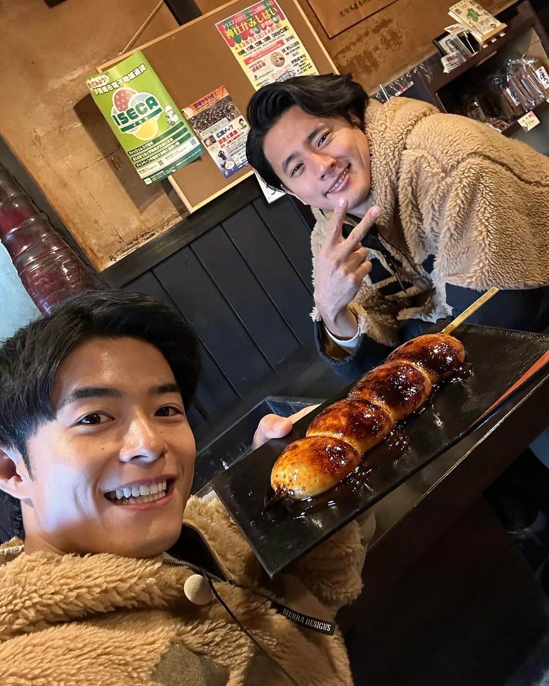 池田航さんのインスタグラム写真 - (池田航Instagram)「群馬県の  #焼きまんじゅう いかがでした😍？  焼きまんじゅうの焼きプリンがなんと期間限定でお店に並ぶ予定(日程は不明)です😳！  群馬県来た時は是非  #忠治茶屋 さんに おこしくだーい🍡♥️  ★味噌まんじゅう焼きプリン 味噌まんじゅう 2こ チョコレート A全卵 1個 (Lサイズ)70g  A卵黄 1個 (Lサイズ)20g  A砂糖 30g  A牛乳 100g  A生クリーム 50g  Aバニラエッセンス  ①焼きまんじゅうを半分にカットしてチョコレートを挟む ②Aの材料を全てボールに入れて、しっかりと混ぜる。 ③2をザルで漉す。ポイント！ザルで漉すと食べた時の口当たりが良くなる ④1の焼きまんじゅうを耐熱皿に入れて、お湯をはったフライパンにいれて蓋をして10分蒸らす。 ⑤焦がし砂糖と味噌ダレで作ったソースをカラメルソースの代わりにかける。完成  今日も素敵な食材と暖かい現地の方達との出会いに感謝💓   次回もお楽しみに☀️  朝お仕事で見られない方に、旅するエプロンTikTokが開設されました！ 【旅するエプロン】でTikTok検索すれば見られます✨️ ぜひフォローよろしくお願いいたします😍  #ZIP #旅するエプロン #スピッツ #Spitz #ZIPファミリー  #水卜麻美 さん  #池田航  @kohcooking    #伊藤楽  @gaku_jh122」12月8日 9時23分 - kohcooking