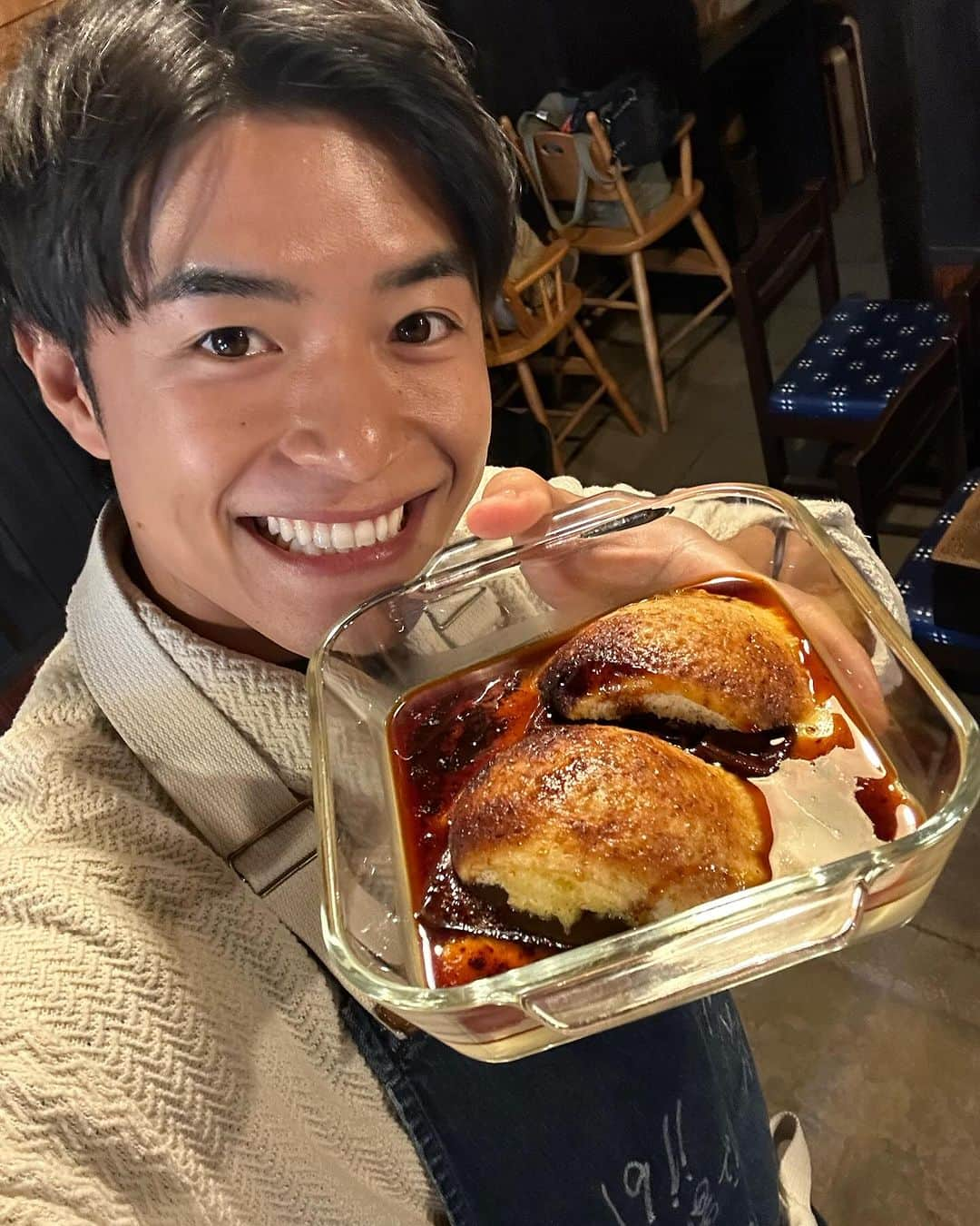 池田航のインスタグラム：「群馬県の  #焼きまんじゅう いかがでした😍？  焼きまんじゅうの焼きプリンがなんと期間限定でお店に並ぶ予定(日程は不明)です😳！  群馬県来た時は是非  #忠治茶屋 さんに おこしくだーい🍡♥️  ★味噌まんじゅう焼きプリン 味噌まんじゅう 2こ チョコレート A全卵 1個 (Lサイズ)70g  A卵黄 1個 (Lサイズ)20g  A砂糖 30g  A牛乳 100g  A生クリーム 50g  Aバニラエッセンス  ①焼きまんじゅうを半分にカットしてチョコレートを挟む ②Aの材料を全てボールに入れて、しっかりと混ぜる。 ③2をザルで漉す。ポイント！ザルで漉すと食べた時の口当たりが良くなる ④1の焼きまんじゅうを耐熱皿に入れて、お湯をはったフライパンにいれて蓋をして10分蒸らす。 ⑤焦がし砂糖と味噌ダレで作ったソースをカラメルソースの代わりにかける。完成  今日も素敵な食材と暖かい現地の方達との出会いに感謝💓   次回もお楽しみに☀️  朝お仕事で見られない方に、旅するエプロンTikTokが開設されました！ 【旅するエプロン】でTikTok検索すれば見られます✨️ ぜひフォローよろしくお願いいたします😍  #ZIP #旅するエプロン #スピッツ #Spitz #ZIPファミリー  #水卜麻美 さん  #池田航  @kohcooking    #伊藤楽  @gaku_jh122」