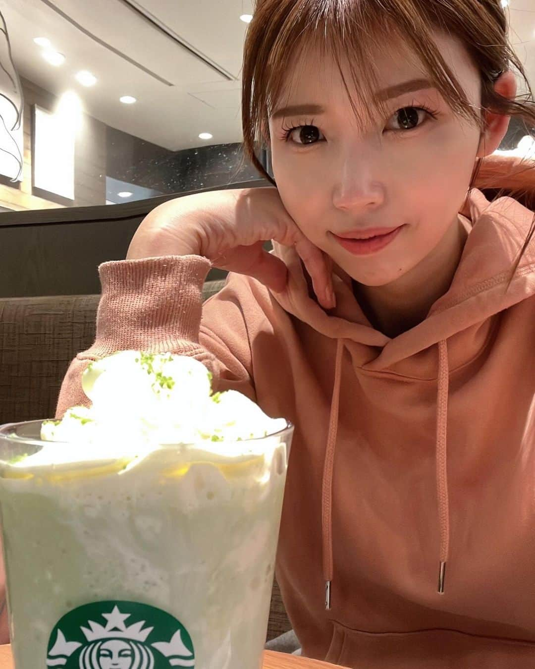 中村愛さんのインスタグラム写真 - (中村愛Instagram)「🥤♡ ・ ・ ・ ついに飲めました🤭 #スタバ新作 #メルティホワイトピスタチオフラペチーノ (｡-∀-｡)♡  わたしがピスタチオ好きというのもあるけど 群抜いて美味しかった🫶😳  また絶対リピしたい😆🌈 #甘いもの好きな人と繋がりたい」12月8日 9時25分 - nakamuramura_ai