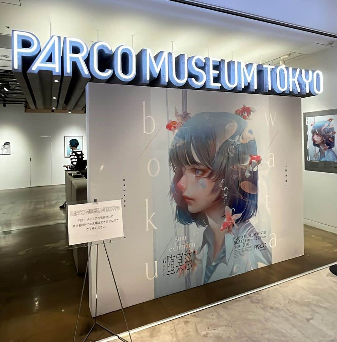 wataboku Girlsのインスタグラム：「新作個展"堕冥慈"を本日から開催致します  wataboku solo exhibition”堕冥慈” 国内外から注目を集める日本人アーティスト“wataboku“の新作個展  本展は、watabokuが自身のイマジネーションを、オリジナルアイコンである制服の少女「SAI」を通じて表現した作品、約30点を展示します。 さらにwatabokuの作品を映像技術と融合させたインスタレーションも行います。 会場では、作品販売やED作品の販売、展覧会記念商品の販売も予定しています。 イベント期間 2023年12月8日(金)～12月25日(月)11:00-21:00 ※入場は閉場の30分前まで ※最終日18時閉場 ※営業日時は変更となる場合がございます。 渋谷PARCOの営業日時をご確認ください。 渋谷PARCO公式サイトhttps://shibuya.parco.jp/ 会場 PARCO MUSEUM TOKYO（渋谷PARCO 4F） 東京都渋谷区宇田川町15-1 入場料 一般1,000円(税込) 小学生以下無料 ※その他、株主優待を含む割引対象外 主催 PARCO 企画制作 caruta + mmp 技術協賛 セイコーエプソン株式会社」