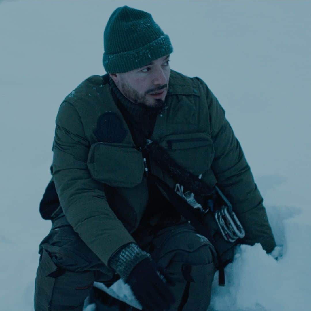 Vevoのインスタグラム：「@jbalvin treks through the Alaskan wilderness in search of heat, water, and advice on how to mend a broken heart in "Amigos." Hit the link to watch the emotional video ❄️🧊  ▶️ [Link in bio] #jbalvin #amigos」