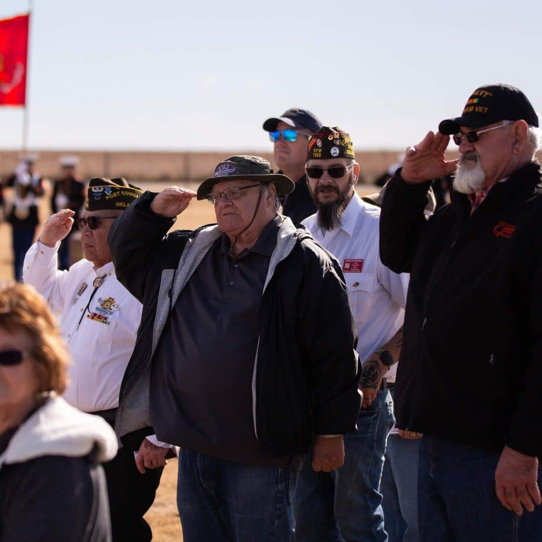 アメリカ海兵隊さんのインスタグラム写真 - (アメリカ海兵隊Instagram)「Honoring the Fallen   📍 Carnegie, Oklahoma (Dec. 7, 2023)   #Marines with Marine Artillery Detachment, Ft. Sill, Oklahoma, carry the remains of WWII Veteran Pfc. Charles R. Taylor to his final resting place at Carnegie Cemetery.   Taylor was assigned to the Marine Detachment aboard the battleship USS Oklahoma during the Japanese attack on Pearl Harbor on Dec. 7, 1941. The Defense POW/MIA Accounting Agency successfully recovered and identified Taylor’s remains on July 26, 2021, and he was laid to rest with full military honors on the 82nd Anniversary of that fateful day.   📷 (U.S. Marine Corps photo by Sgt. Michael Virtue)」12月8日 9時45分 - marines