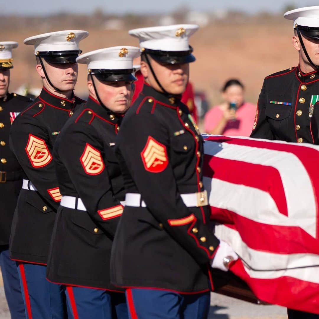 アメリカ海兵隊のインスタグラム：「Honoring the Fallen   📍 Carnegie, Oklahoma (Dec. 7, 2023)   #Marines with Marine Artillery Detachment, Ft. Sill, Oklahoma, carry the remains of WWII Veteran Pfc. Charles R. Taylor to his final resting place at Carnegie Cemetery.   Taylor was assigned to the Marine Detachment aboard the battleship USS Oklahoma during the Japanese attack on Pearl Harbor on Dec. 7, 1941. The Defense POW/MIA Accounting Agency successfully recovered and identified Taylor’s remains on July 26, 2021, and he was laid to rest with full military honors on the 82nd Anniversary of that fateful day.   📷 (U.S. Marine Corps photo by Sgt. Michael Virtue)」