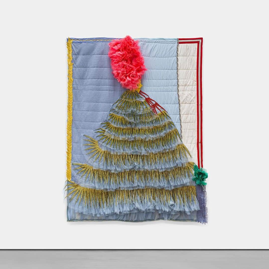 ガゴシアン・ギャラリーのインスタグラム：「"Forms," the eighth annual thematic group exhibition presented jointly by Jeffrey Deitch and Gagosian during Art Basel Miami Beach (@artbasel), is on view at 35 Northeast 40th Street, in Miami’s Design District.   Playing on the ambiguities of its title, the art in "Forms" exists somewhere between a nonrepresentational formalism and a realism of forms, proposing different models for communicating the physical and symbolic complexities of the body. Featured artists include Tauba Auerbach (@tau_au), Piero Golia (@new_atlantis), Albert Oehlen (@oehlenalbert), and Nari Ward (@nariward), all pictured here. Follow the link in our bio to learn more.  __________ #GagosianDeitch #Gagosian  (1) Piero Golia, "Quilt," 2023 © Piero Golia; (2) Albert Oehlen, "Untitled," 2022 © Albert Oehlen (3) Tauba Auerbach "Foam," 2022 © Tauba Auerbach Studio; (4) Nari Ward, "Soul Arch Fixed," 2021 © Nari Ward; Photos: (1, 2, 4) Sebastiano Pellion di Persano (@sebastianopelliondipersano); (3) Steven Probert (@stevenprobertstudio)」