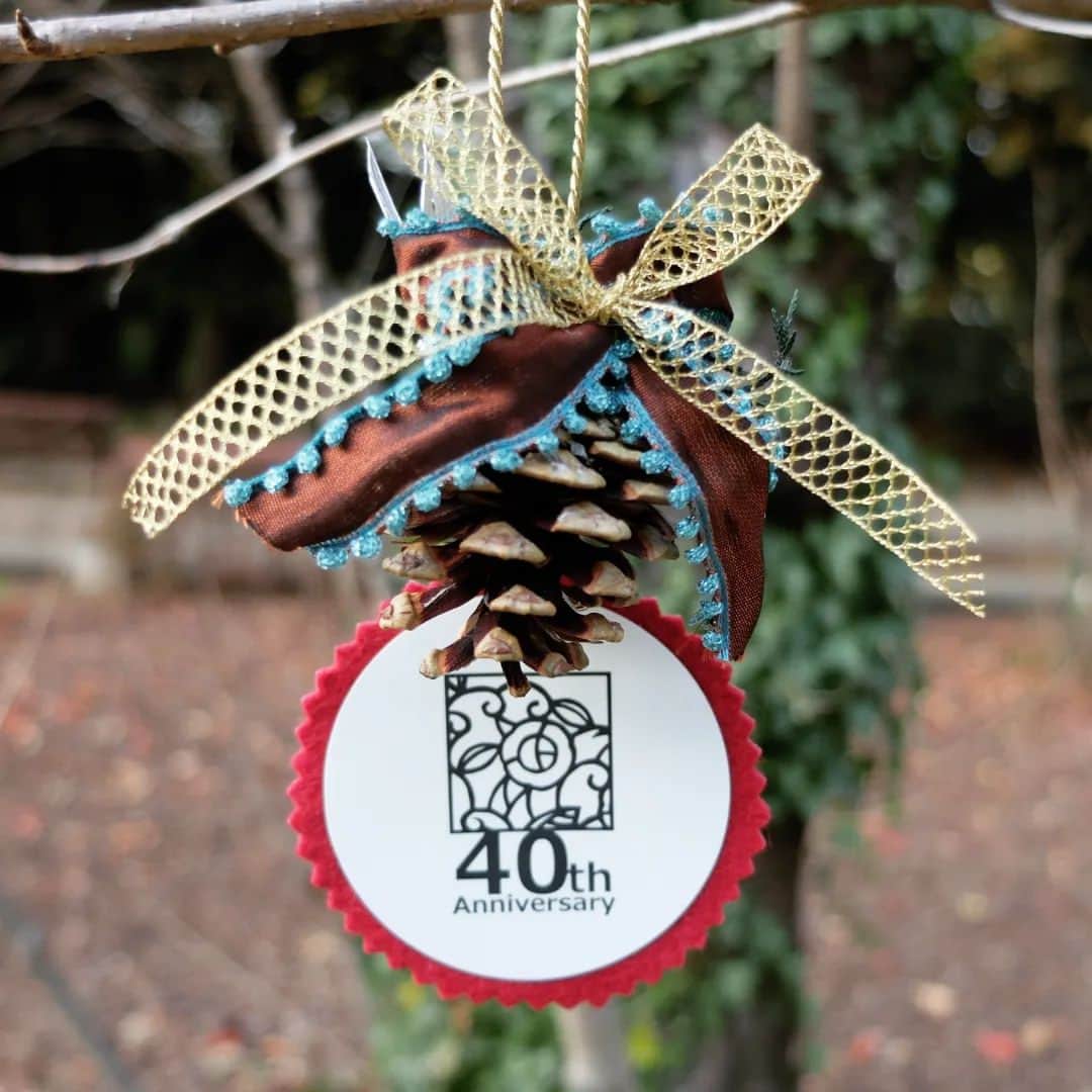 東京都庭園美術館さんのインスタグラム写真 - (東京都庭園美術館Instagram)「＼冬のWS開催／🎄マツぼっくりのオーナメントで美術館のクリスマスツリーを飾ろう🌟👼  当館にはマツぼっくりがなる木がたくさん！これを使って、オーナメントを作るワークショップを西洋庭園で開催します。是非みなさんで、40周年を迎えた美術館のツリーをにぎやかに飾ってください。  12月8日（金）13:00～15:00 12月10日（日）13:00～15:00 12月16日（土）13:00～15:00  ※予約不要、先着順  詳細は40周年特設サイトより👉 https://teien40th.jp/project/231208-1210-1216-tree-ornament.html  #東京都庭園美術館 #旧朝香宮邸 #庭園 #茶室 #東京 #ワークショップ #クリスマスツリー #クリスマス #tokyometropolitanteienartmuseum #teienartmuseum #garden #tokyo #tokyomuseums #Teien40th」12月8日 9時51分 - teienartmuseum