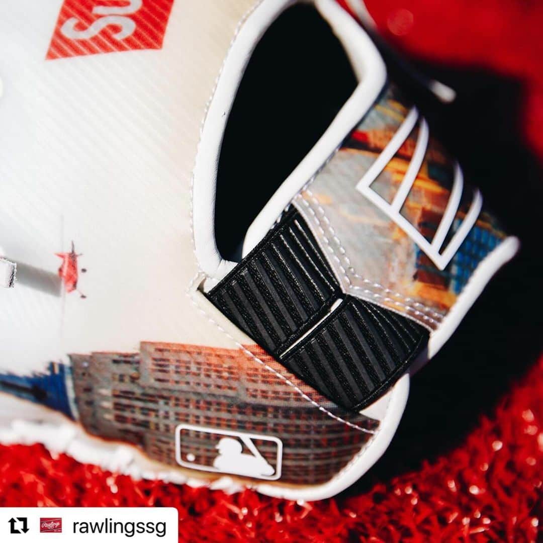 Rawlings Japanさんのインスタグラム写真 - (Rawlings JapanInstagram)「#Repost @rawlingssg with @use.repost ・・・ World Famous.   Supreme x Rawlings is available now on supreme.com #ローリングス  #supreme  #グラブ @rawlings_japan_llc」12月8日 9時52分 - rawlings_japan_llc