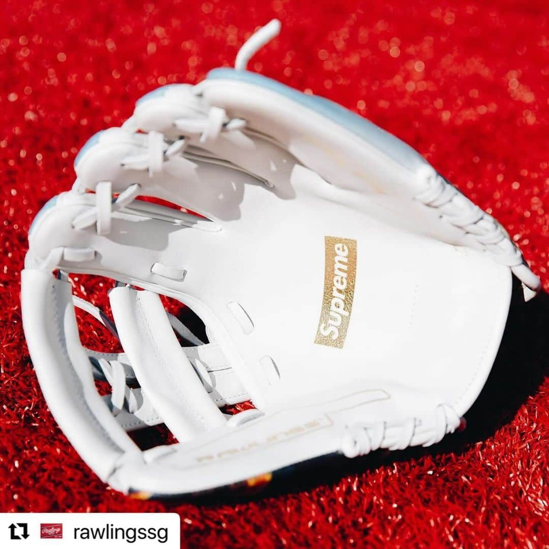 Rawlings Japanさんのインスタグラム写真 - (Rawlings JapanInstagram)「#Repost @rawlingssg with @use.repost ・・・ World Famous.   Supreme x Rawlings is available now on supreme.com #ローリングス  #supreme  #グラブ @rawlings_japan_llc」12月8日 9時52分 - rawlings_japan_llc