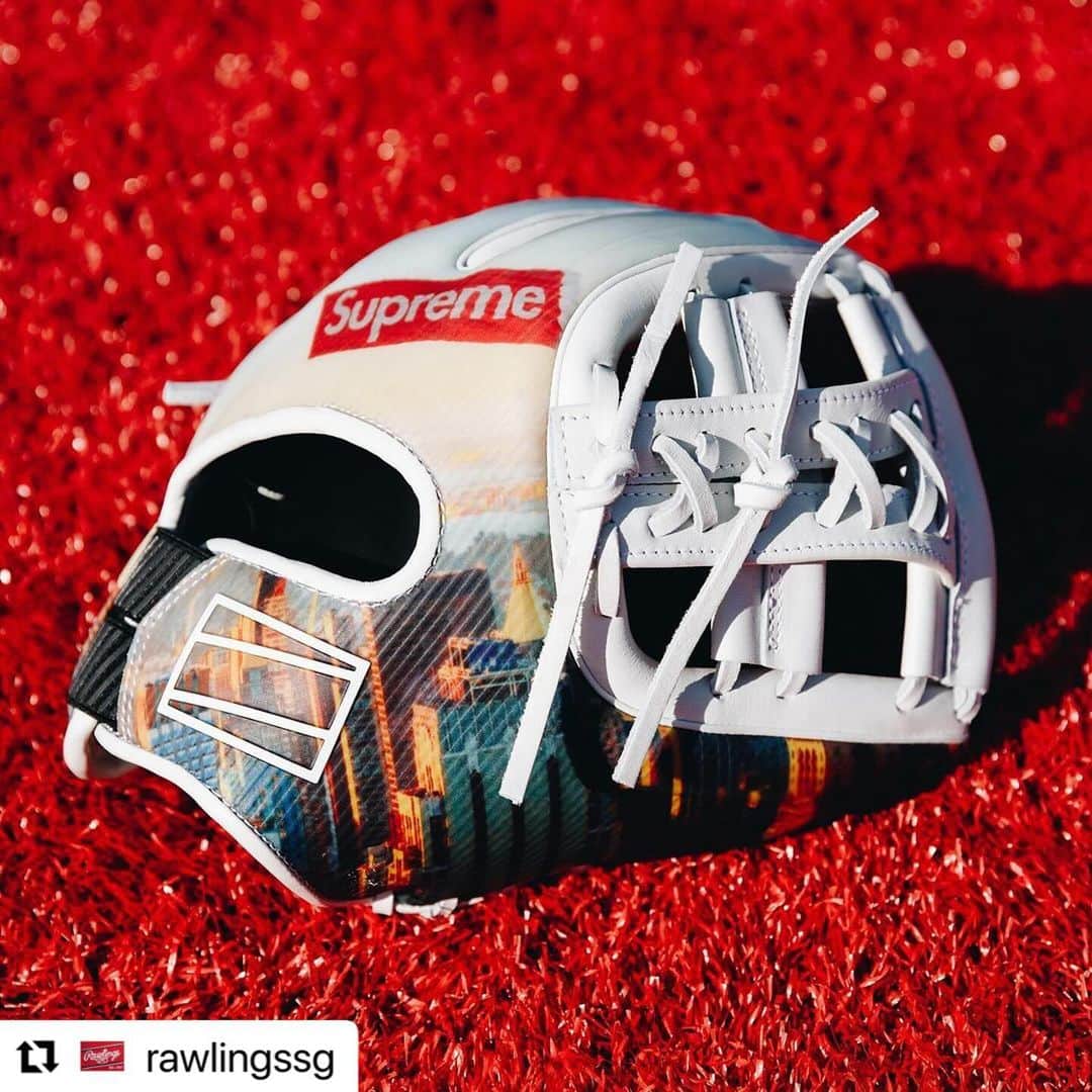 Rawlings Japanさんのインスタグラム写真 - (Rawlings JapanInstagram)「#Repost @rawlingssg with @use.repost ・・・ World Famous.   Supreme x Rawlings is available now on supreme.com #ローリングス  #supreme  #グラブ @rawlings_japan_llc」12月8日 9時52分 - rawlings_japan_llc
