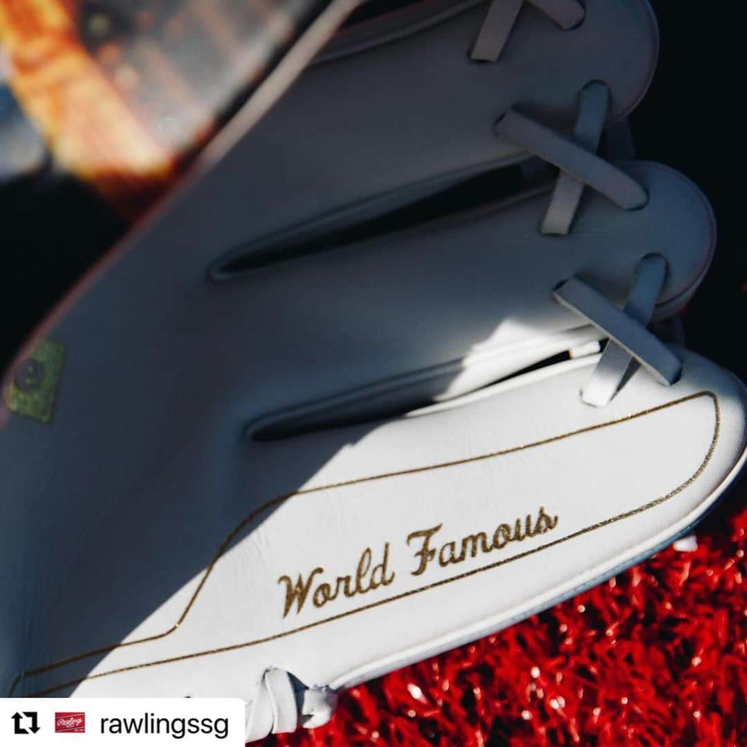 Rawlings Japanさんのインスタグラム写真 - (Rawlings JapanInstagram)「#Repost @rawlingssg with @use.repost ・・・ World Famous.   Supreme x Rawlings is available now on supreme.com #ローリングス  #supreme  #グラブ @rawlings_japan_llc」12月8日 9時52分 - rawlings_japan_llc