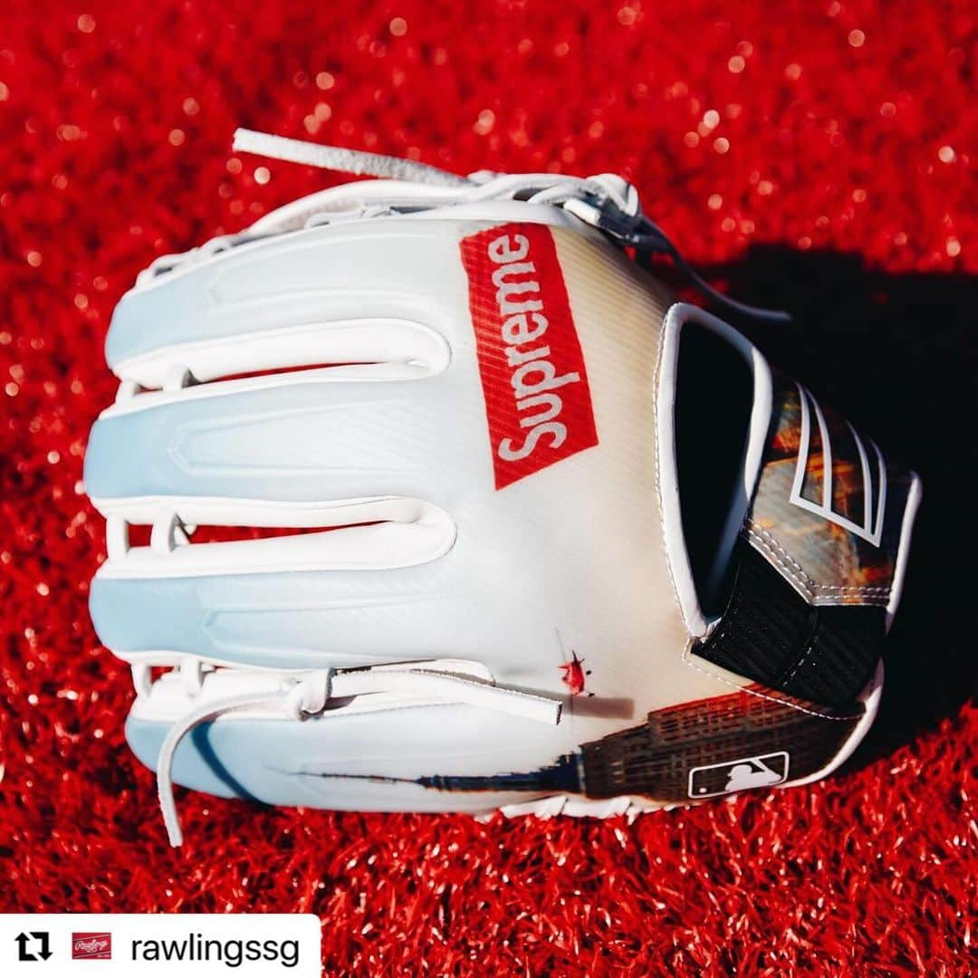 Rawlings Japanさんのインスタグラム写真 - (Rawlings JapanInstagram)「#Repost @rawlingssg with @use.repost ・・・ World Famous.   Supreme x Rawlings is available now on supreme.com #ローリングス  #supreme  #グラブ @rawlings_japan_llc」12月8日 9時52分 - rawlings_japan_llc