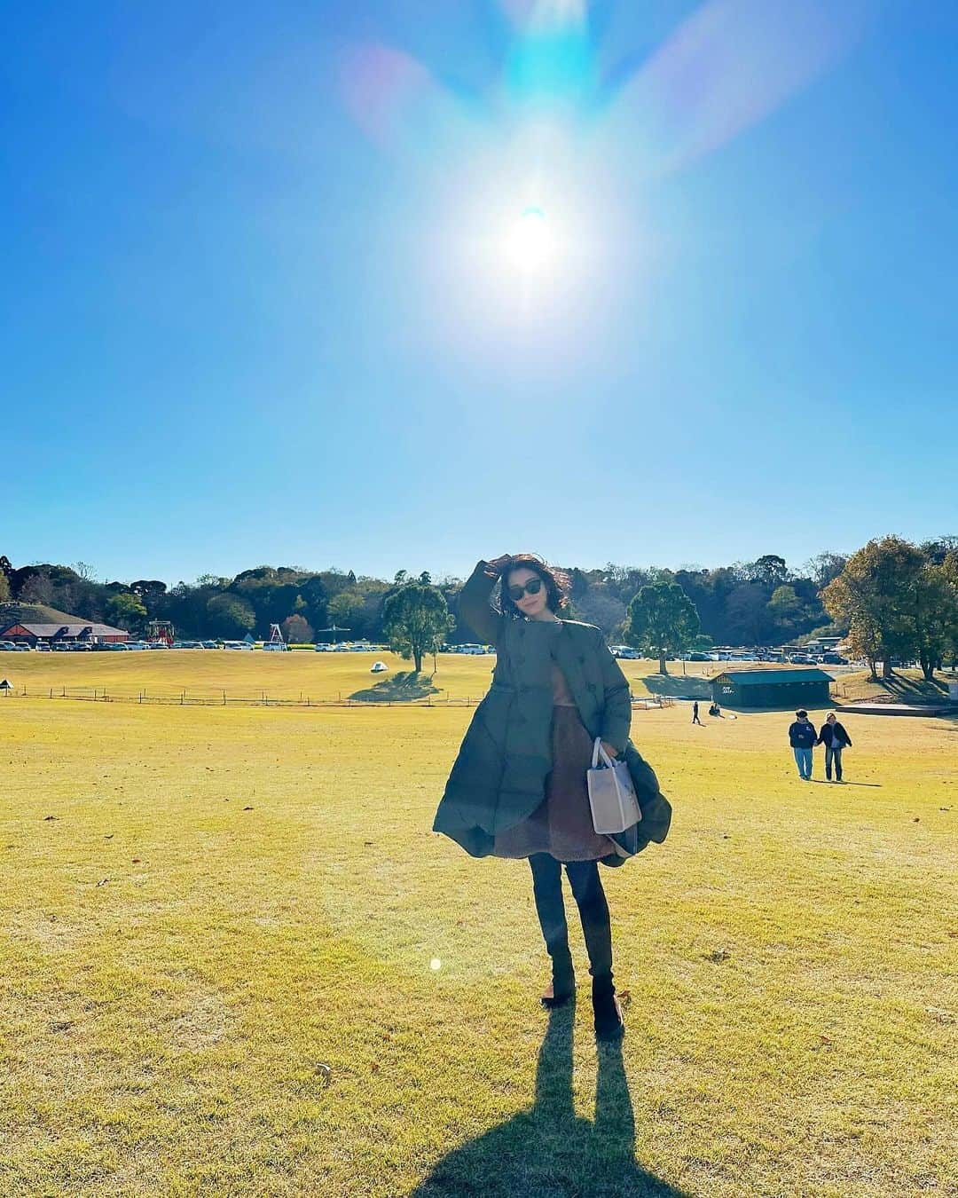 川人未帆のインスタグラム：「・ 東京ドイツ村🇩🇪 ダウンにボアスカートとニーハイブーツで完全防寒。  一日中いられるくらい色々あった😳 ターザンいっぱいの広場、 きのこ狩り、みかん狩り、 ふれあい牧場や爬虫類館、サッカーに大縄跳びにバスケット🏀 人形劇も見れたり、ミニ遊園地もあって、一日じゃ足りなかった😂 おすすめ‼️」