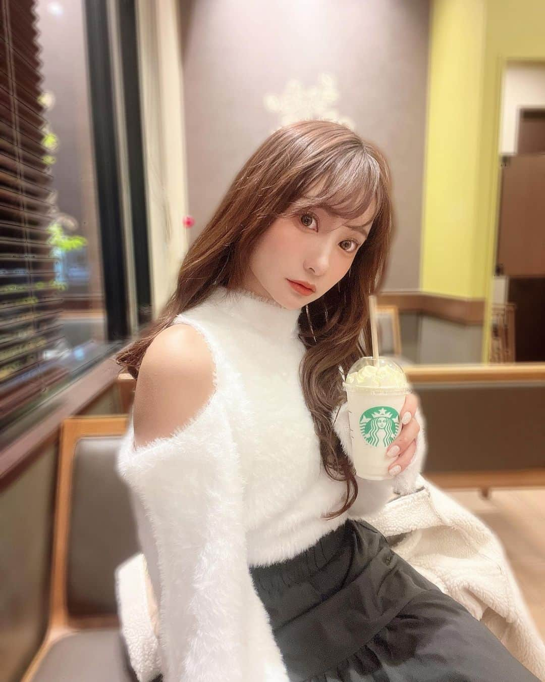 高崎モモコ さんのインスタグラム写真 - (高崎モモコ Instagram)「スタバの●●●●●●●がおいしすぎて、、、 . . . スタバのメリークリームがおいしすぎて 終わってほしくない😂✨ . . 着用してるふわふわトップスはこちら⇩ GRL #フェザーニットショルダーオープントップス [🔎kz279] アイボリー / サイズF . . かゆくならんし、ごわつかないのにあったかいのでおすすめ🤍 . . .  . #GRL#グレイル  #今日のコーデ#コーデ記録#コーデ紹介#コーデまとめ #데일리룩코디#패션스타그램#코디스타그램#오늘뭐입지#오오티디#冬服コーデ#関西インスタグラマー#関西サロモ#関西フリーモデル#冬コーデ  #いいね返し #ヨジャドル #フリーモデル#サロモ#アパレルモデル#少しでもいいなと思ったらいいね #オフショルコーデ#関西サロンモデル#サロンモデル#カフェ巡り  #フリーモデル#フォローバック #推してください #大阪サロモ」12月8日 9時55分 - momoko_takasaki