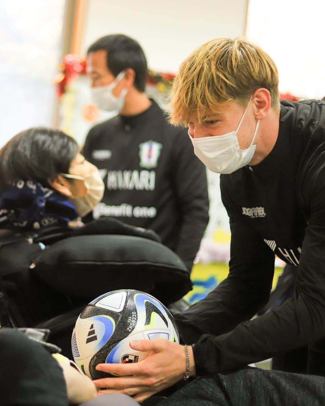 愛媛FCさんのインスタグラム写真 - (愛媛FCInstagram)「＼⚽️#ホムカツッ！in県立子ども療育センター⚽️／  県立子ども療育センターに 愛媛FC @ehimefc12 の #前野貴徳 選手と#ベンダンカン 選手@benduncannn が やってきました〜！！  この日を楽しみにしていた子どもたち。 足技を見せてもらったり 1人ひとりが触れ合う時間もあり とっても濃い1時間でした🙌  最後は次はピッチでと約束をしてバイバイ〜！ (お別れのときは少し寂しそうな顔の子どもたちでした)  #東温市 #愛媛 #愛媛FC #子ども #療育センター #祝J2昇格 #J3優勝 #気付けばみんなからベンくんって呼ばれる みんなから愛され #ベンダンカン選手 #愛媛の好きなフルーツ の質問で #ベンくんがgrapeって言ったときの #前野選手のツッコミの速さ #えひめ愛強めな#前野貴徳 選手 #トナカイがサンタをつっこむ #今日はカメラ外の人までみんなクリスマス仕様🎄 #2人の力で子どもたちの最高の表情見れました #ありがとうございました」12月8日 10時02分 - ehimefc12