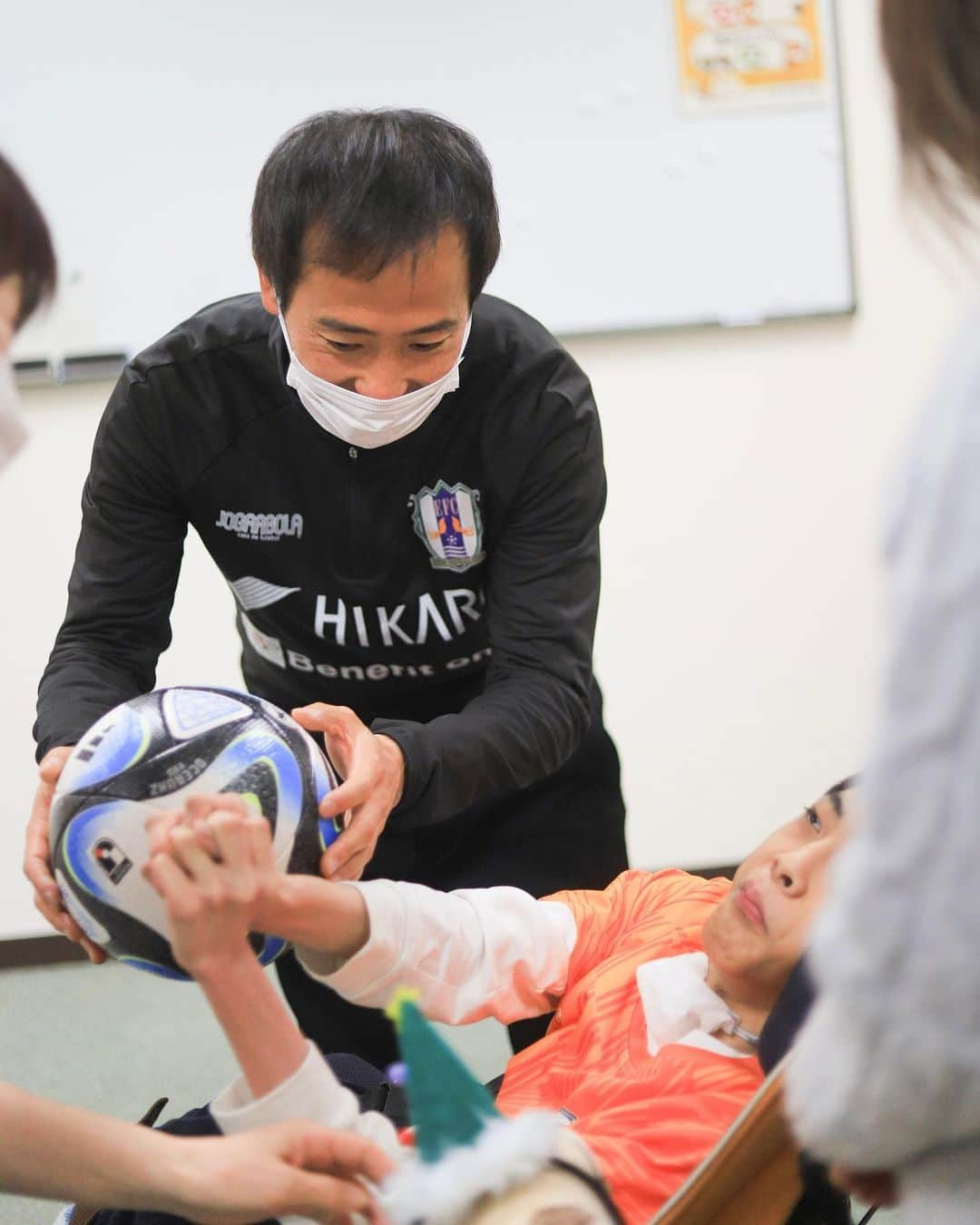 愛媛FCさんのインスタグラム写真 - (愛媛FCInstagram)「＼⚽️#ホムカツッ！in県立子ども療育センター⚽️／  県立子ども療育センターに 愛媛FC @ehimefc12 の #前野貴徳 選手と#ベンダンカン 選手@benduncannn が やってきました〜！！  この日を楽しみにしていた子どもたち。 足技を見せてもらったり 1人ひとりが触れ合う時間もあり とっても濃い1時間でした🙌  最後は次はピッチでと約束をしてバイバイ〜！ (お別れのときは少し寂しそうな顔の子どもたちでした)  #東温市 #愛媛 #愛媛FC #子ども #療育センター #祝J2昇格 #J3優勝 #気付けばみんなからベンくんって呼ばれる みんなから愛され #ベンダンカン選手 #愛媛の好きなフルーツ の質問で #ベンくんがgrapeって言ったときの #前野選手のツッコミの速さ #えひめ愛強めな#前野貴徳 選手 #トナカイがサンタをつっこむ #今日はカメラ外の人までみんなクリスマス仕様🎄 #2人の力で子どもたちの最高の表情見れました #ありがとうございました」12月8日 10時02分 - ehimefc12