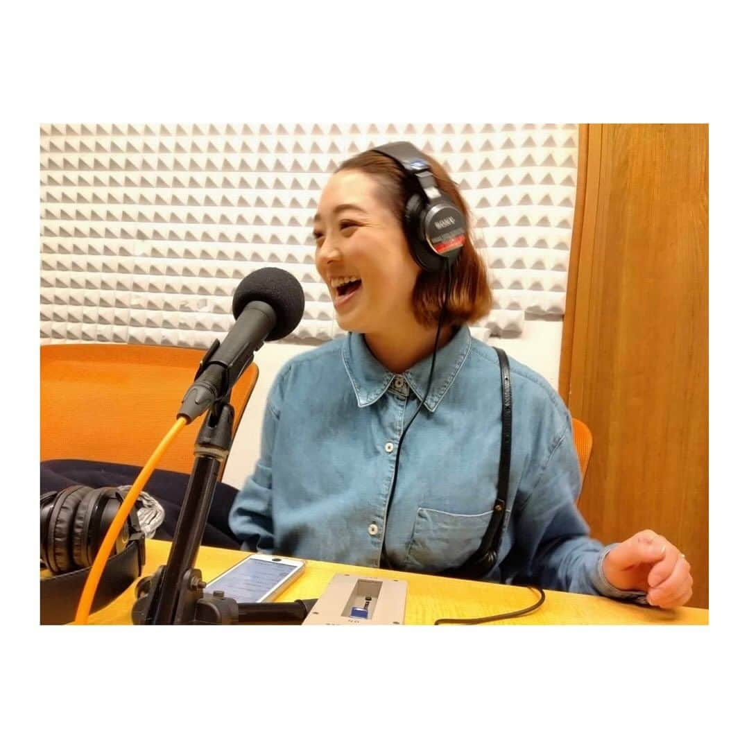 花陽みらのインスタグラム：「【コマラジ】生放送📻🎤 ［hana•hiとcoffee 狛江店］ ご視聴ありがとうございました！！ 質問などもありがとうございました！  3回目の出演。 今回も、メインパーソナリティの シゲさん、ゆりえさんに助けられながら ただただ。私の止まらぬcoffeeトークをお届けするという1時間😎🙌✨ あっという間でした笑  トーク内で話した↓ ★私のこの冬おすすめコーヒー★ ・アイリッシュコーヒー ・coffee＋ラム酒(ラムエッセンス) ・コーヒーゼリーにグランマニエをプラスする  ・#堀口珈琲 さんの ブレンド「4」｢6｣のお豆(ワインのような風味） ・ショートケーキ🍰とのペアリングで #oubaitori さんの［ストロベリーショートケーキ］のお豆  #椙本滋のごぜんさま木曜日  #椙本滋 さん　#北澤友梨枝 さん  #コマラジ #狛江ラジオ　#狛江市　#ラジオ  #コーヒートーク　#coffee好き   　 　 ご存知の方もいるかと思いますが…🫣 私。喋るのが大好きなんです😂 お茶会(ファンミーティング)の時などもMC無しでずーーーっと話せている私www  （宝塚時代を知ってる方とお会いすると「こんなにお話しする方なの？！」といつも驚かれます😂お酒飲んだの？と言われた事も笑笑）  そんな。おしゃべり大好きな花陽。 夢の１つに いつか、ラジオに挑戦してみたい！！！！ と思っていたので… それを聞いた、シゲさんが 「ならば！！✨経験を！」とご自身のラジオにゲストとして呼んでくださるようになりました🙇‍♀️  ラジオは、対面ではないので 言葉で伝えなくてはいけない難しいさ& 時間との調整💦 頭の中が，フル回転🤪！！！ いつもメインパーソナリティのお2人の仕事ぶりに感動しながらブースを出ます。  でも、見えないリスナーの方々とのキャチボールにわくわく☺️✨✨ こうして、 少しづつ学ばせていただけている事に心からの 感謝です。  #感謝　#夢はいくつあってもいい」