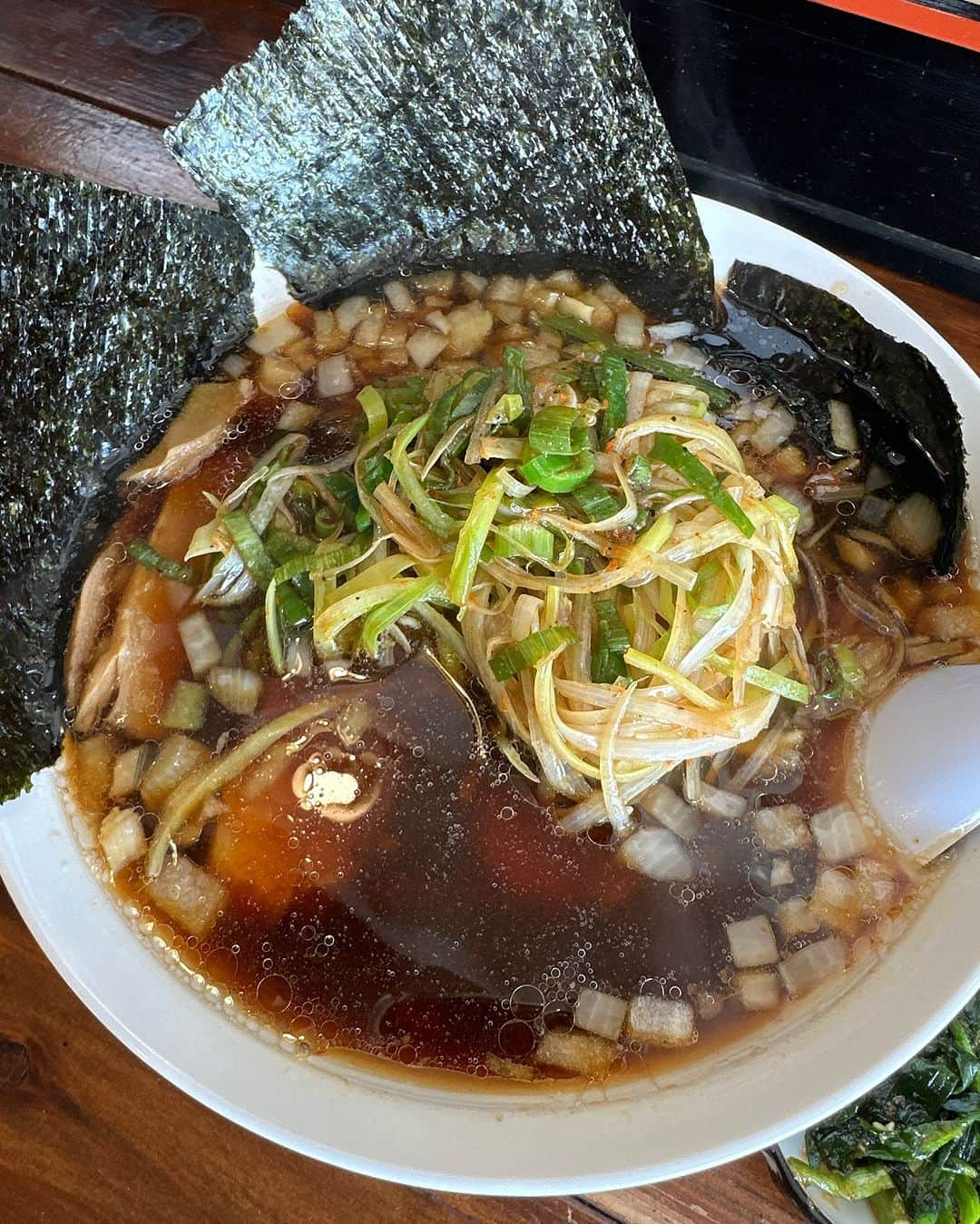 林克治のインスタグラム：「ラーメン佐武さん！ ピリ辛ネギラーメン、のり、ニラトッピング ジャスト1000円！ 食べやすい竹岡式はクセになること間違いなし！ 食べるべきお店です。  #ラーメン佐武 #竹岡式 #南房総市 #千倉町 #白間津」