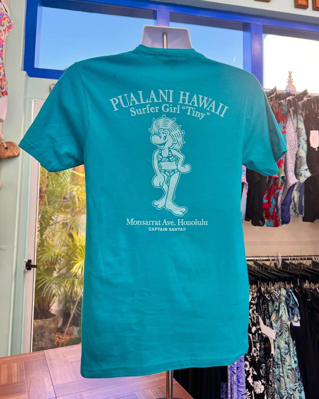 Pualani Hawaii Beachwearさんのインスタグラム写真 - (Pualani Hawaii BeachwearInstagram)「告知🌺明日12月8日（金）10:00～13:00に株式会社ジョイマーク・デザインの代表取締役　下⼭好誼（通称キャプテン）さんが来店し、トーク・本のサイン会を開催いたします‼️  それに合わせて、コラボTシャツに”プアラニカラー”が登場〜🥳  ✅グリーン ✅ブルー  が発売スタートになります。  イベントはどなた様も参加していただけます〜🥰ご来店者全員へオリジナルステッカーのギフトもございますよ♪  また、当日にご来店されコラボアイテムをご購入の方には、素敵なギフトもご用意しています🎁  イベントの詳細は以下をお読みください。  【イベント名】 「コラボTシャツお披露目イベント！ボートハウス・キャプテンサンタのクリエイター下山好誼さんを囲む会（トークイベント）」  【イベント日時】 2023年12月8日（金）10:00～13:00　(お店の営業時間は9:00〜16:00)  【イベント場所】 プアラニ・ハワイ・ビーチウェア(モンサラット店) の店頭にお越しください。 専用の駐車場はございません。近隣のストリートパーキングをご利用ください。 住所: 3118 Monsarrat Ave, Honolulu, HI 96815  【イベント内容】 　10:00～13:00に、株式会社ジョイマーク・デザインの代表取締役　下⼭好誼（通称キャプテン）さんが来店し、トーク・本のサイン会を開催いたします。  【イベント特典】 8日にご来店いただいた方へ、コラボデザインを使ったオリジナルステッカーをプレゼントいたします。また、コラボTシャツのご購入者は、ボートハウス×プアラニのオリジナルトートバック($20)を無料でプレゼントしております（おひとりさま1つに限り）  【イベントの流れ】 10am-11am：ご歓談をお楽しみください。当日は、プロのカメラマンによるイベント風景の撮影が入ります。 11am-12pm：本サイン会　※本のご購入・サイン希望の方は、サイン会の時間帯以外でも対応させていただきます。お申し付けください。 12Pm-1pm：ご歓談をお楽しみください  どなた様もお誘い合わせの上、ぜひぜひお立ち寄りください。  #ハワイ限定 #hawaii #ハワイ #ハワイ旅行 #ハワイ土産 #ハワイ好きな人と繋がりたい #ハワイ購入品 #ハワイ好き #ハワイ暮らし #ハワイ情報 #ハワイお土産 #aloha #ハワイ旅 #ハワイ限定品 #ハワイショッピング#モンサラット#プアラニハワイ#ボートハウス#キャプテンサンタ#モンサラットアベニュー#プアラニハワイビーチウェア」12月8日 10時26分 - pualani_monsarrat