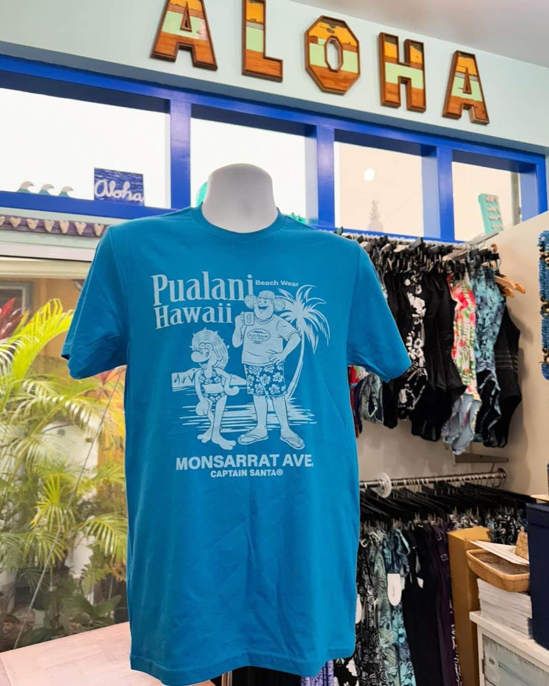 Pualani Hawaii Beachwearさんのインスタグラム写真 - (Pualani Hawaii BeachwearInstagram)「告知🌺明日12月8日（金）10:00～13:00に株式会社ジョイマーク・デザインの代表取締役　下⼭好誼（通称キャプテン）さんが来店し、トーク・本のサイン会を開催いたします‼️  それに合わせて、コラボTシャツに”プアラニカラー”が登場〜🥳  ✅グリーン ✅ブルー  が発売スタートになります。  イベントはどなた様も参加していただけます〜🥰ご来店者全員へオリジナルステッカーのギフトもございますよ♪  また、当日にご来店されコラボアイテムをご購入の方には、素敵なギフトもご用意しています🎁  イベントの詳細は以下をお読みください。  【イベント名】 「コラボTシャツお披露目イベント！ボートハウス・キャプテンサンタのクリエイター下山好誼さんを囲む会（トークイベント）」  【イベント日時】 2023年12月8日（金）10:00～13:00　(お店の営業時間は9:00〜16:00)  【イベント場所】 プアラニ・ハワイ・ビーチウェア(モンサラット店) の店頭にお越しください。 専用の駐車場はございません。近隣のストリートパーキングをご利用ください。 住所: 3118 Monsarrat Ave, Honolulu, HI 96815  【イベント内容】 　10:00～13:00に、株式会社ジョイマーク・デザインの代表取締役　下⼭好誼（通称キャプテン）さんが来店し、トーク・本のサイン会を開催いたします。  【イベント特典】 8日にご来店いただいた方へ、コラボデザインを使ったオリジナルステッカーをプレゼントいたします。また、コラボTシャツのご購入者は、ボートハウス×プアラニのオリジナルトートバック($20)を無料でプレゼントしております（おひとりさま1つに限り）  【イベントの流れ】 10am-11am：ご歓談をお楽しみください。当日は、プロのカメラマンによるイベント風景の撮影が入ります。 11am-12pm：本サイン会　※本のご購入・サイン希望の方は、サイン会の時間帯以外でも対応させていただきます。お申し付けください。 12Pm-1pm：ご歓談をお楽しみください  どなた様もお誘い合わせの上、ぜひぜひお立ち寄りください。  #ハワイ限定 #hawaii #ハワイ #ハワイ旅行 #ハワイ土産 #ハワイ好きな人と繋がりたい #ハワイ購入品 #ハワイ好き #ハワイ暮らし #ハワイ情報 #ハワイお土産 #aloha #ハワイ旅 #ハワイ限定品 #ハワイショッピング#モンサラット#プアラニハワイ#ボートハウス#キャプテンサンタ#モンサラットアベニュー#プアラニハワイビーチウェア」12月8日 10時26分 - pualani_monsarrat
