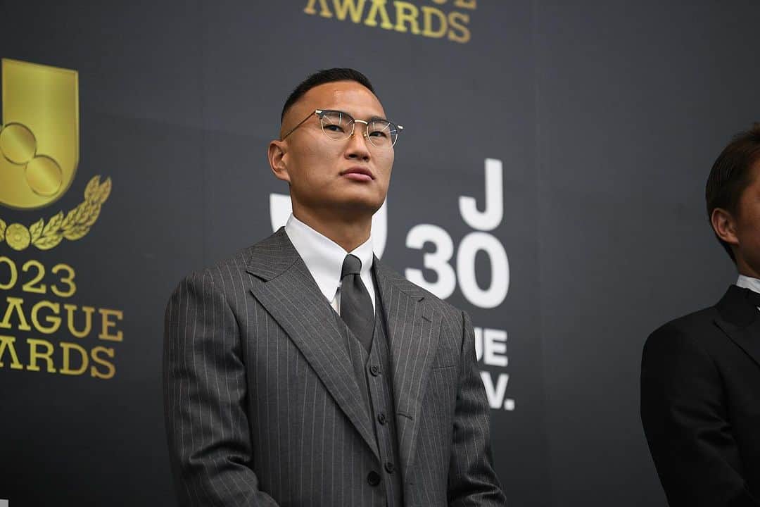 鄭大世のインスタグラム：「功労賞受賞  若い頃は、活躍したのは自分の実力。調子に乗っていった  挫折を経験して、後ろを振り返ると、こんなにも多くの人に支えられてたことに気づく  サッカーで学べた一番大きなこと  月並みだけど「挨拶、感謝、謙虚」の大切さ  幼き頃、指導者たちが口すっぱく言ってたことを思い出す  心の中で「わかってるって、そんな当たり前のこと」  全然わかってなかった  じゃなきゃあんな振る舞いしてない  本当に反省してる  みんなごめんなさい。  昇格を経験した時、チームの誰一人として欠けても成し遂げれてなかったという感覚を得た  だからこの賞は、出会ったすべての人  誰一人欠けても得られなかったと、心から思う。  サッカー選手として生きた証。  最後の檜舞台。  メインは現役の選手だけれど、  現役生活の締めくくりとして、最後の姿を家族に見せたくて  高い飛行機代払って、韓国から来てもらった。  大きな財産を携えて、次の檜舞台を目指します。」