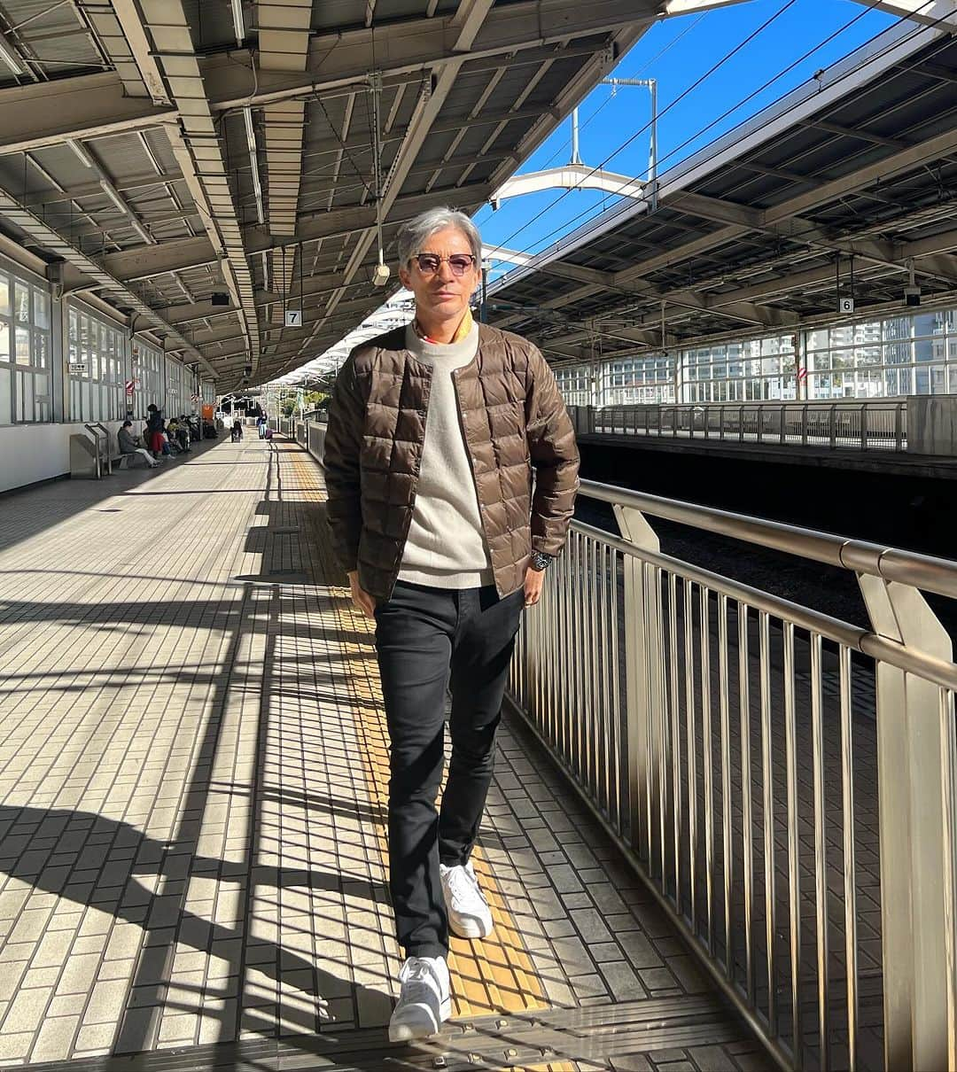 前田典子さんのインスタグラム写真 - (前田典子Instagram)「新幹線移動　🚄 夫婦旅行スタイル #ファッション 暑かったり寒かったり 着たり脱いだり 持って歩くのも軽いアウターがいいね👍 旅行用のバックもおっきくて軽い @manilagraceofficial を愛用 白のコートは　@ottodame_jp @pdst.jp  赤ニットとパンツは　@elura_official #5060代夫婦　 #モデル#マエノリ#前田典子#日比野玲」12月8日 10時37分 - maenorichang