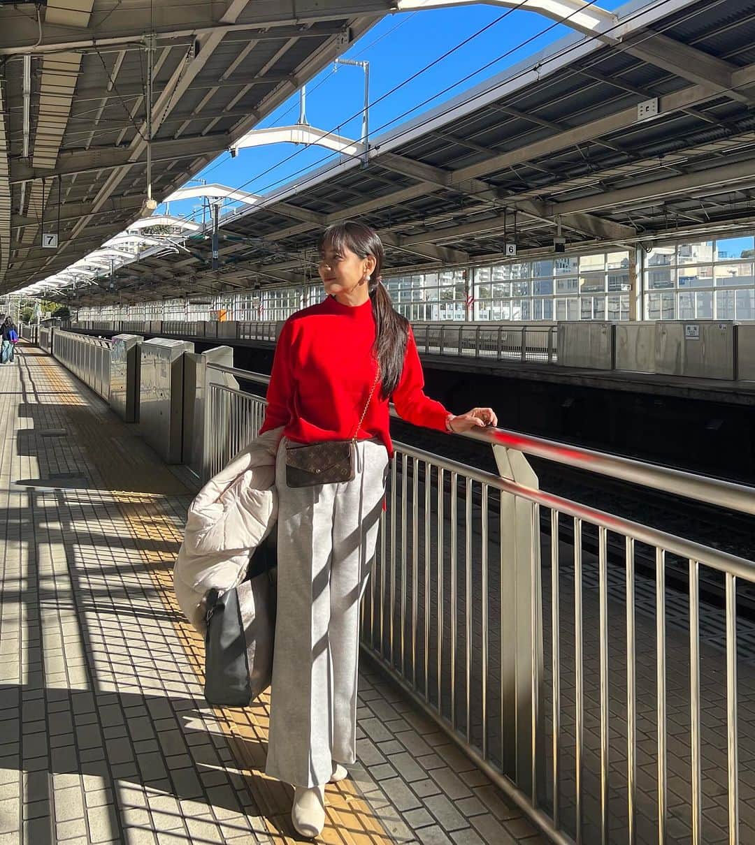 前田典子さんのインスタグラム写真 - (前田典子Instagram)「新幹線移動　🚄 夫婦旅行スタイル #ファッション 暑かったり寒かったり 着たり脱いだり 持って歩くのも軽いアウターがいいね👍 旅行用のバックもおっきくて軽い @manilagraceofficial を愛用 白のコートは　@ottodame_jp @pdst.jp  赤ニットとパンツは　@elura_official #5060代夫婦　 #モデル#マエノリ#前田典子#日比野玲」12月8日 10時37分 - maenorichang