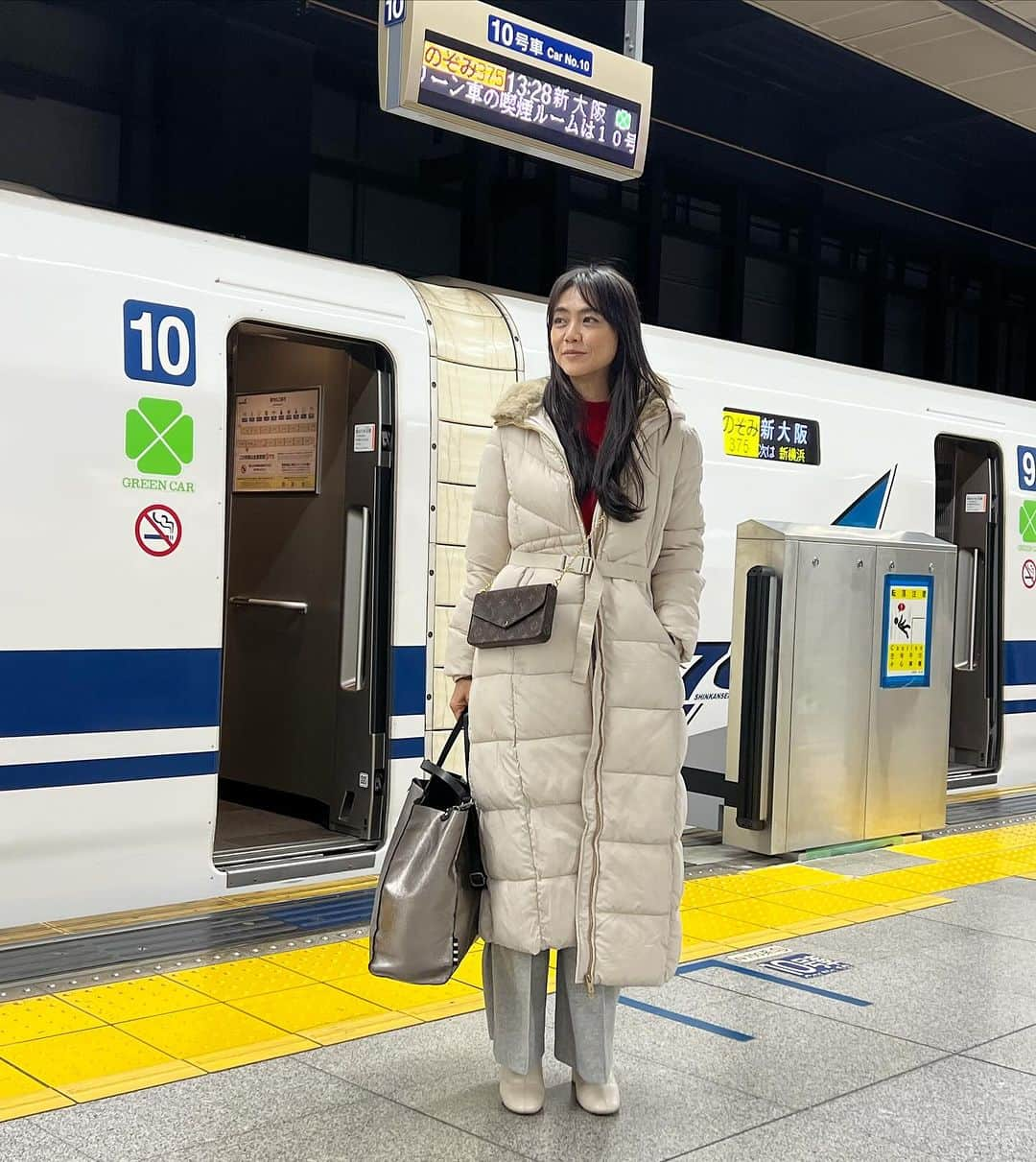 前田典子のインスタグラム：「新幹線移動　🚄 夫婦旅行スタイル #ファッション 暑かったり寒かったり 着たり脱いだり 持って歩くのも軽いアウターがいいね👍 旅行用のバックもおっきくて軽い @manilagraceofficial を愛用 白のコートは　@ottodame_jp @pdst.jp  赤ニットとパンツは　@elura_official #5060代夫婦　 #モデル#マエノリ#前田典子#日比野玲」